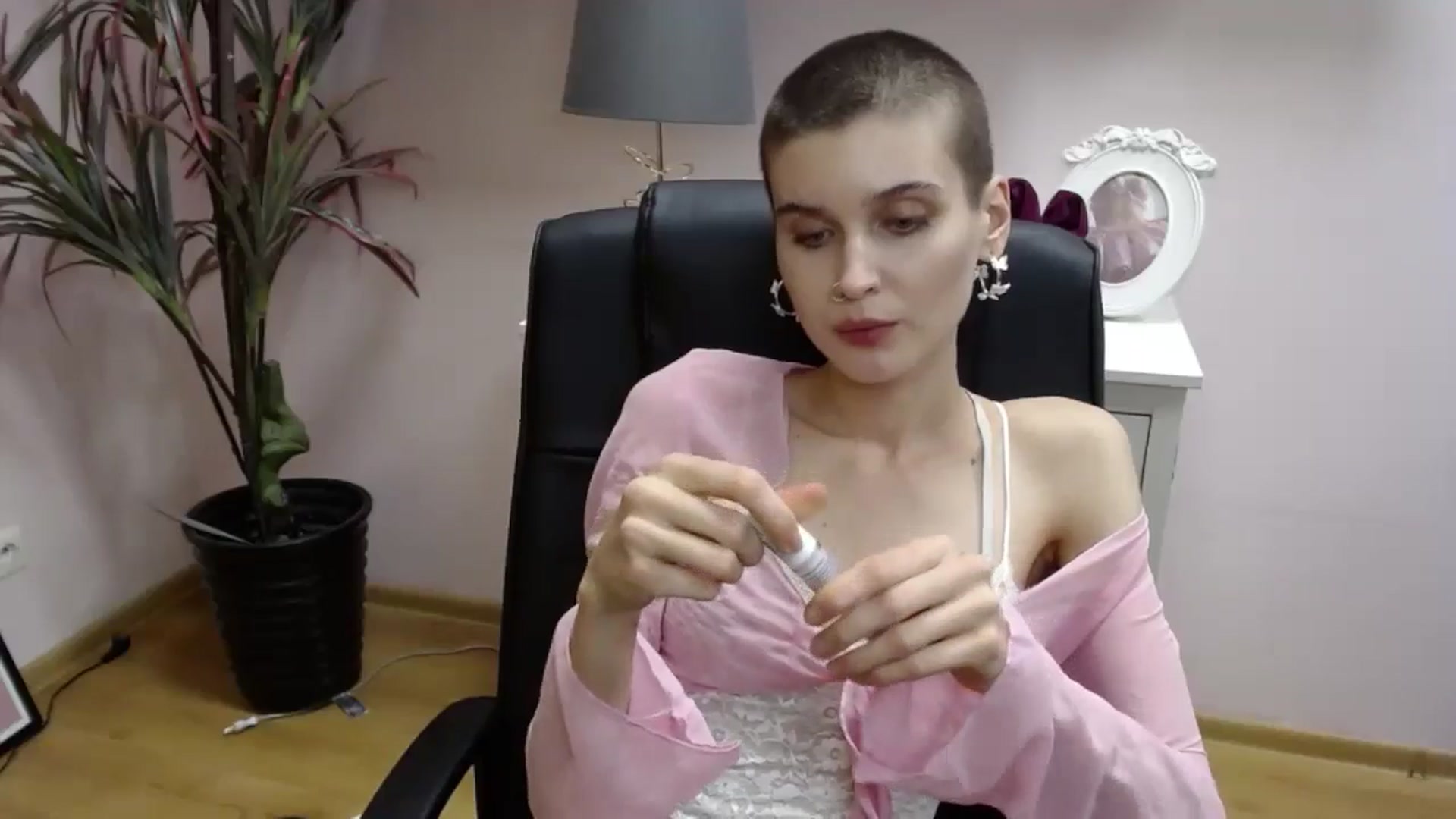 Gallery image thumbnail from SarahPassionX's myfreecams stream on, 05/21/2024, 18:02 image 3 of 20