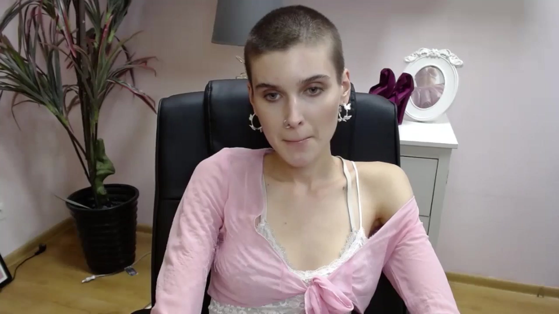 Gallery image thumbnail from SarahPassionX's myfreecams stream on, 05/21/2024, 18:02 image 5 of 20