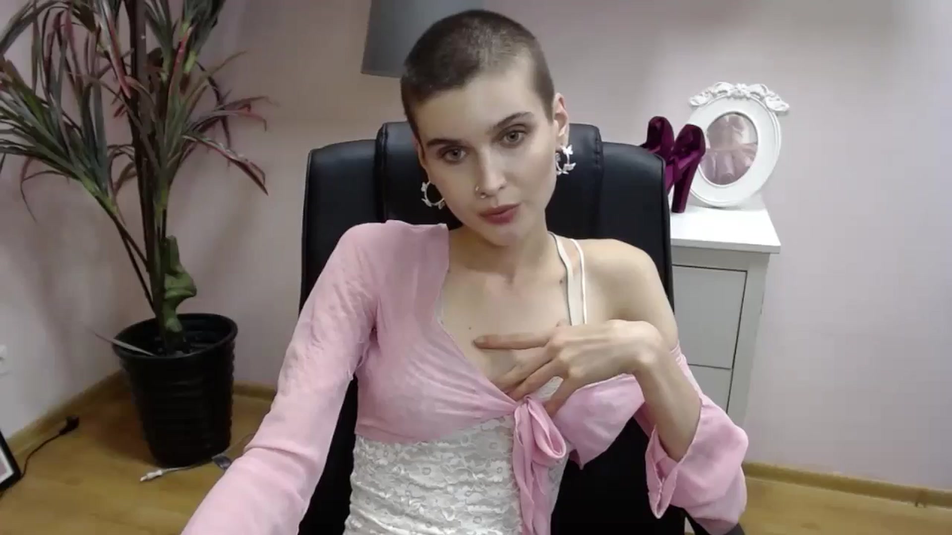 Gallery image thumbnail from SarahPassionX's myfreecams stream on, 05/21/2024, 18:02 image 18 of 20