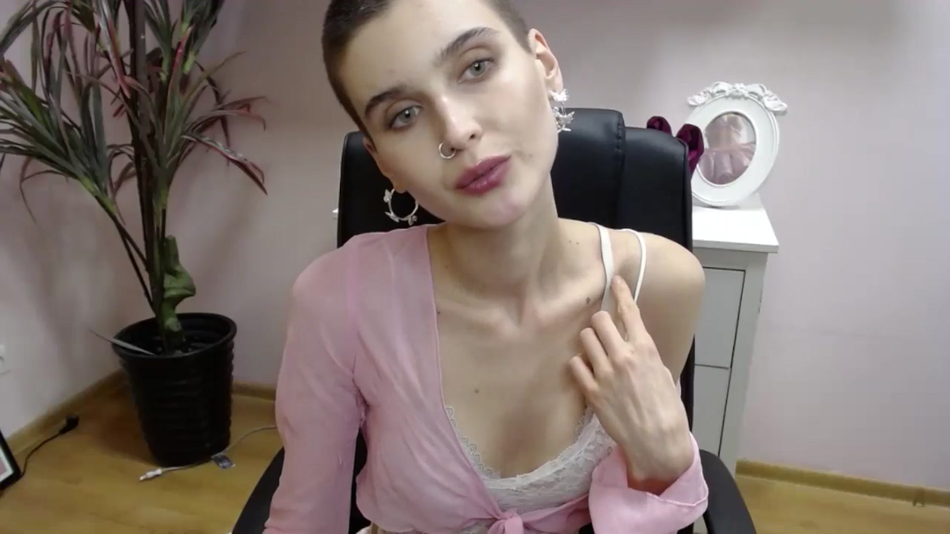 Gallery image thumbnail from SarahPassionX's myfreecams stream on, 05/21/2024, 18:02 image 11 of 20