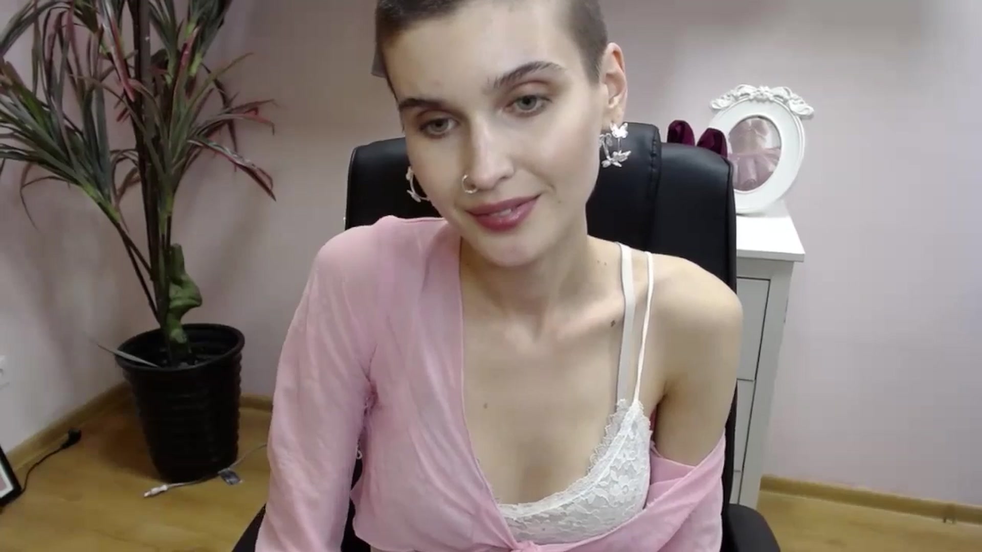 Gallery image thumbnail from SarahPassionX's myfreecams stream on, 05/21/2024, 18:02 image 16 of 20