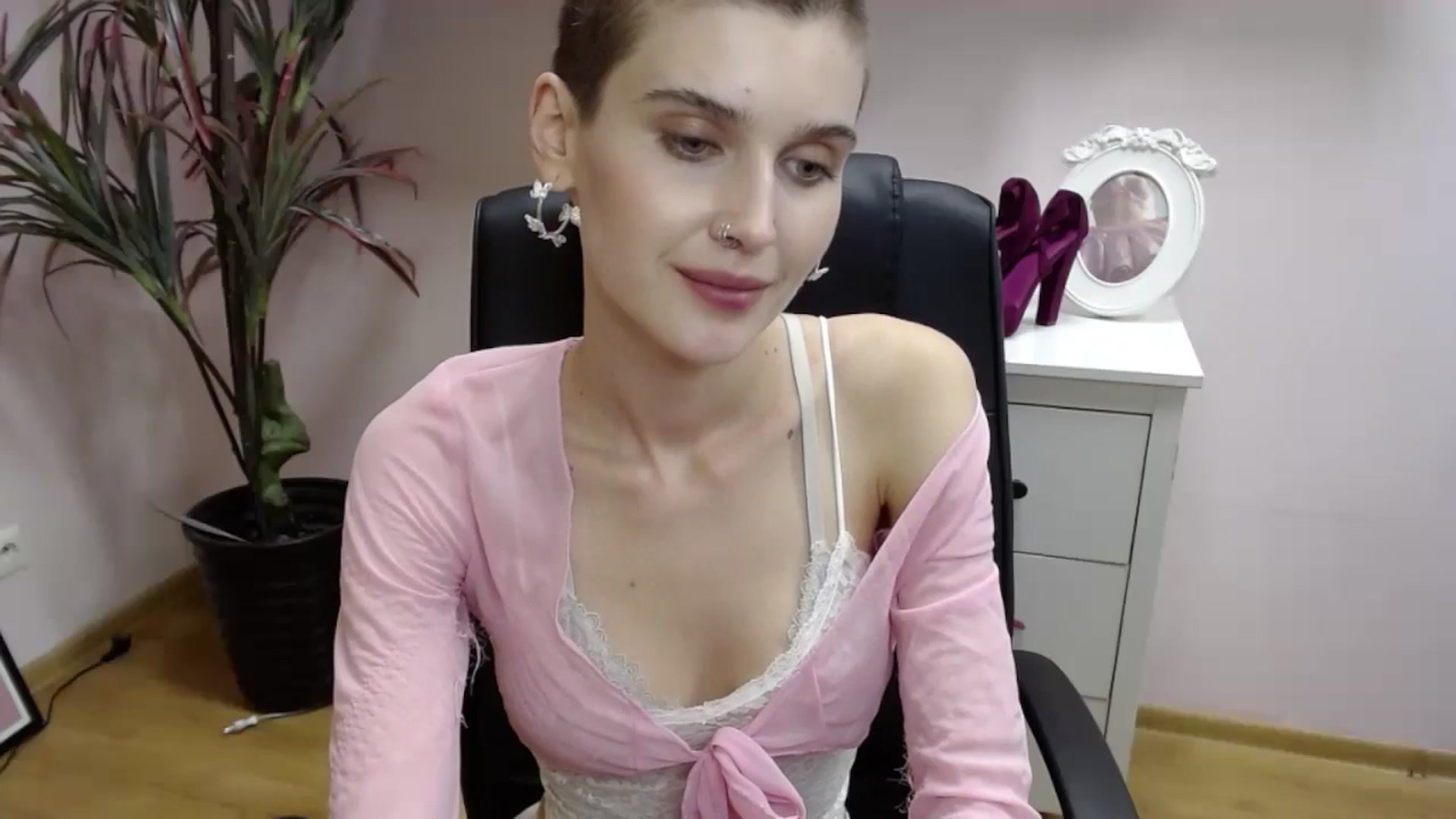 Gallery image thumbnail from SarahPassionX's myfreecams stream on, 05/21/2024, 18:02 image 2 of 20