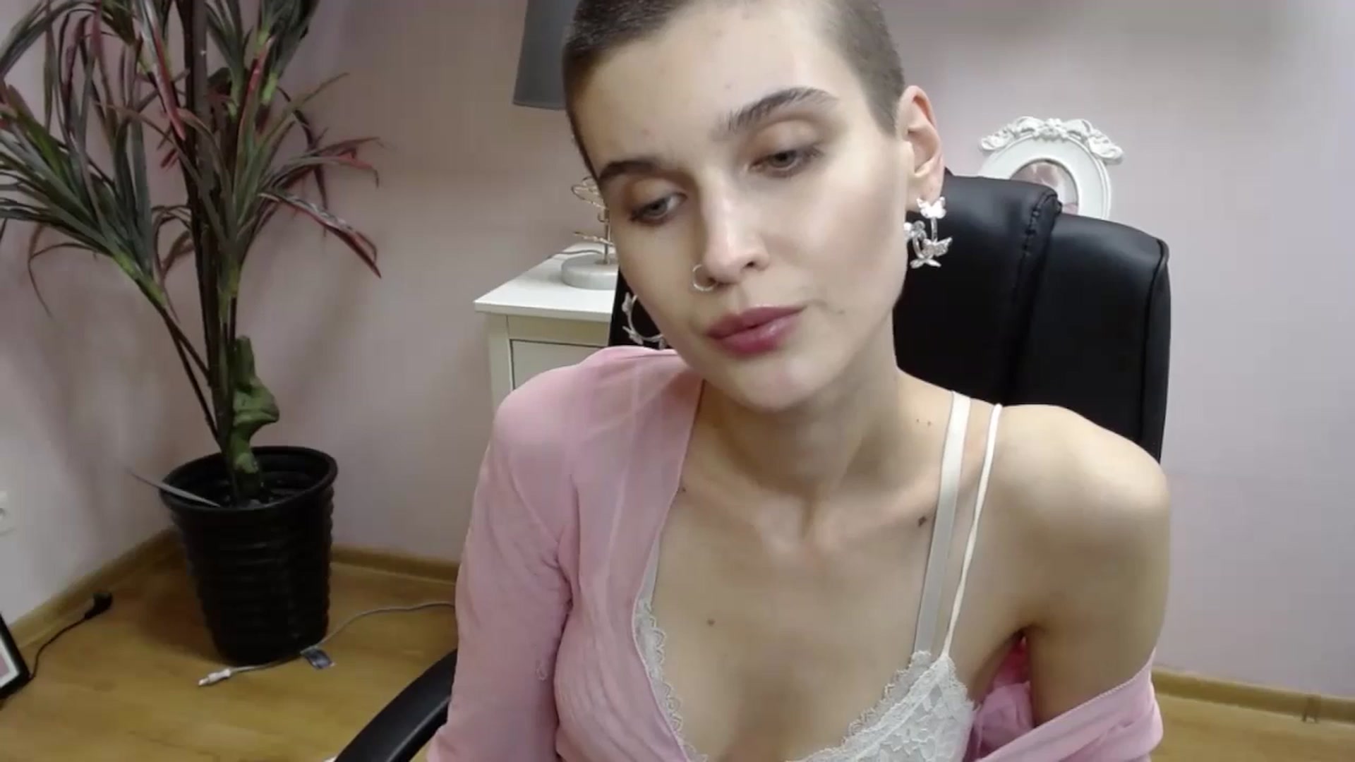 Gallery image thumbnail from SarahPassionX's myfreecams stream on, 05/21/2024, 18:02 image 17 of 20