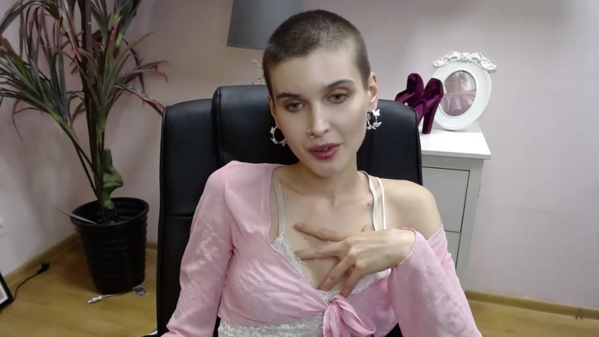 Gallery image thumbnail from SarahPassionX's myfreecams stream on, 05/21/2024, 18:02 image 6 of 20