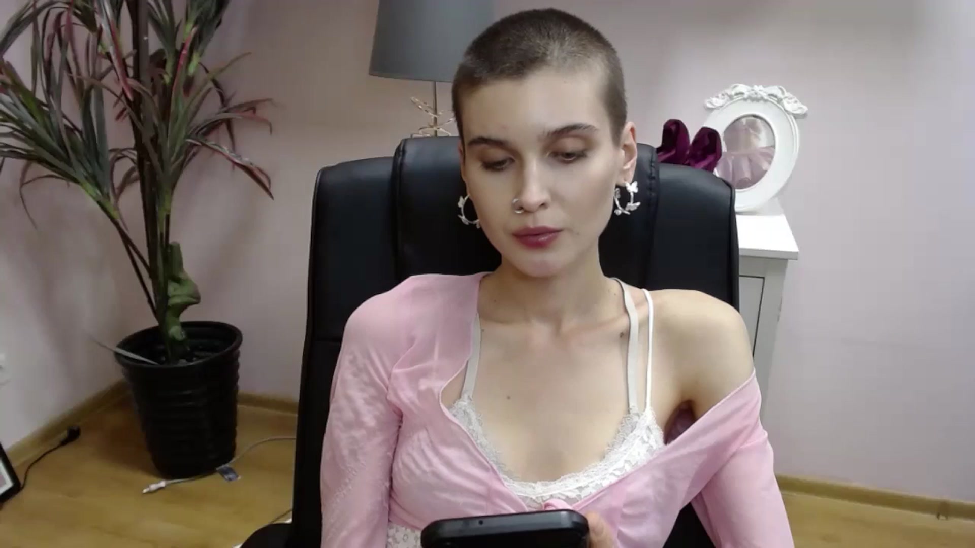Gallery image thumbnail from SarahPassionX's myfreecams stream on, 05/21/2024, 18:02 image 4 of 20