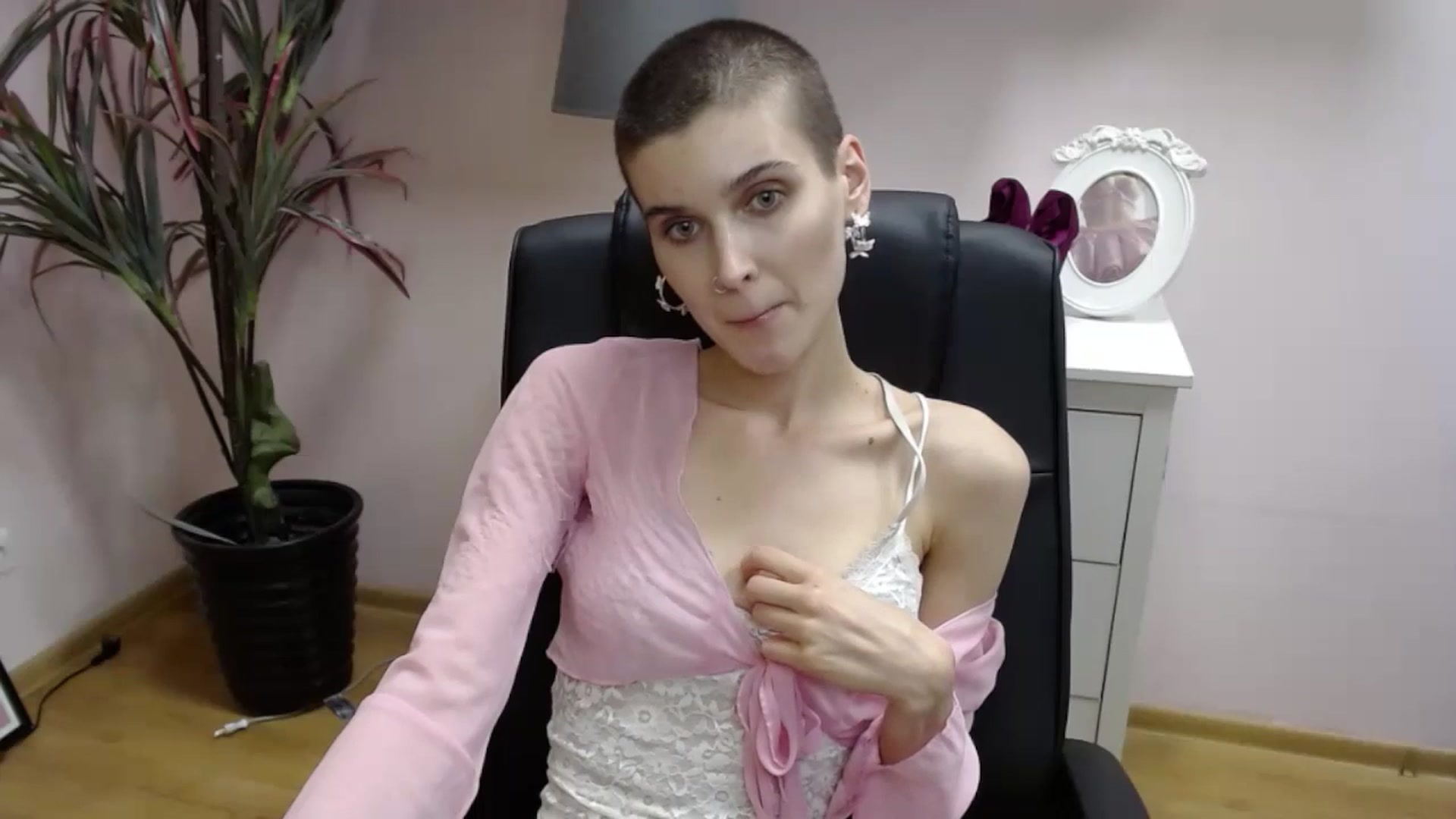 Gallery image thumbnail from SarahPassionX's myfreecams stream on, 05/21/2024, 18:02 image 15 of 20