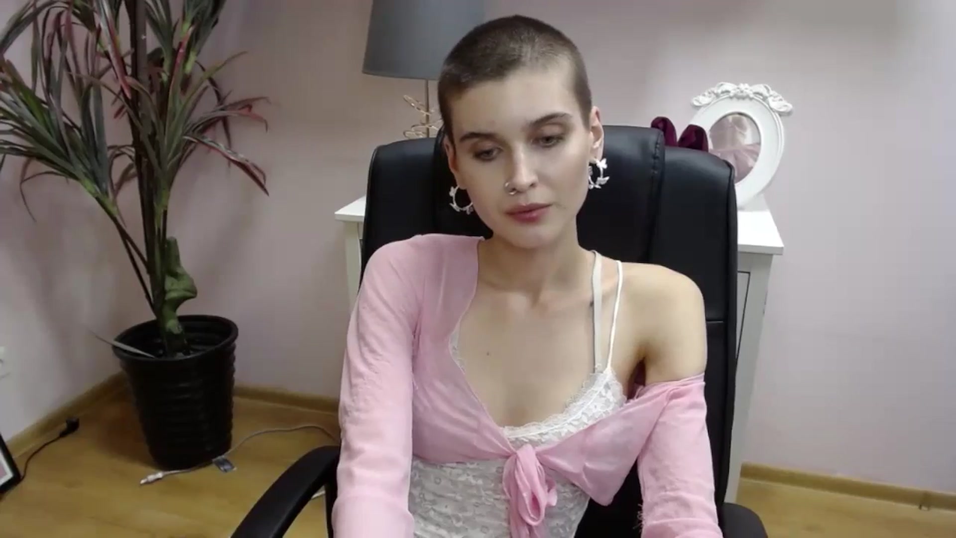 Gallery image thumbnail from SarahPassionX's myfreecams stream on, 05/21/2024, 18:02 image 20 of 20