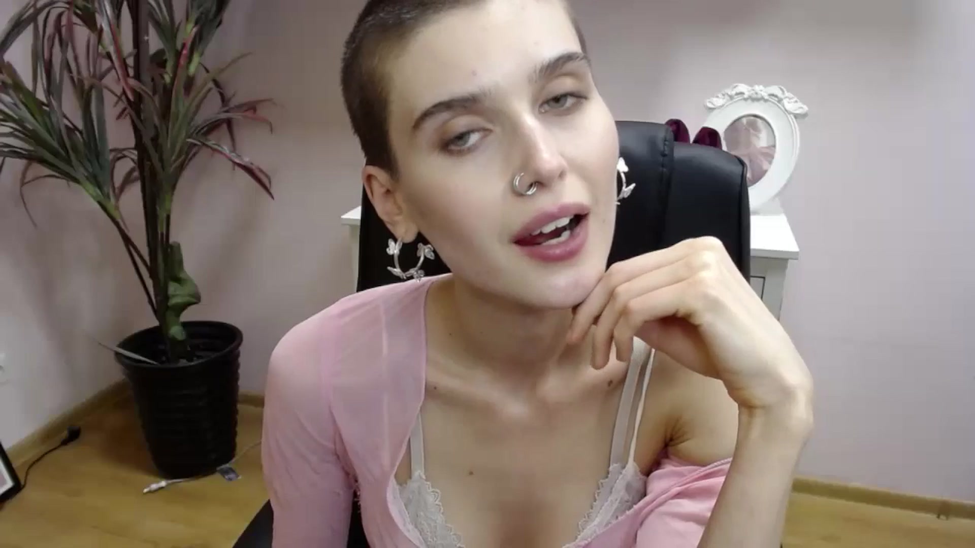 Gallery image thumbnail from SarahPassionX's myfreecams stream on, 05/21/2024, 18:21 image 12 of 20