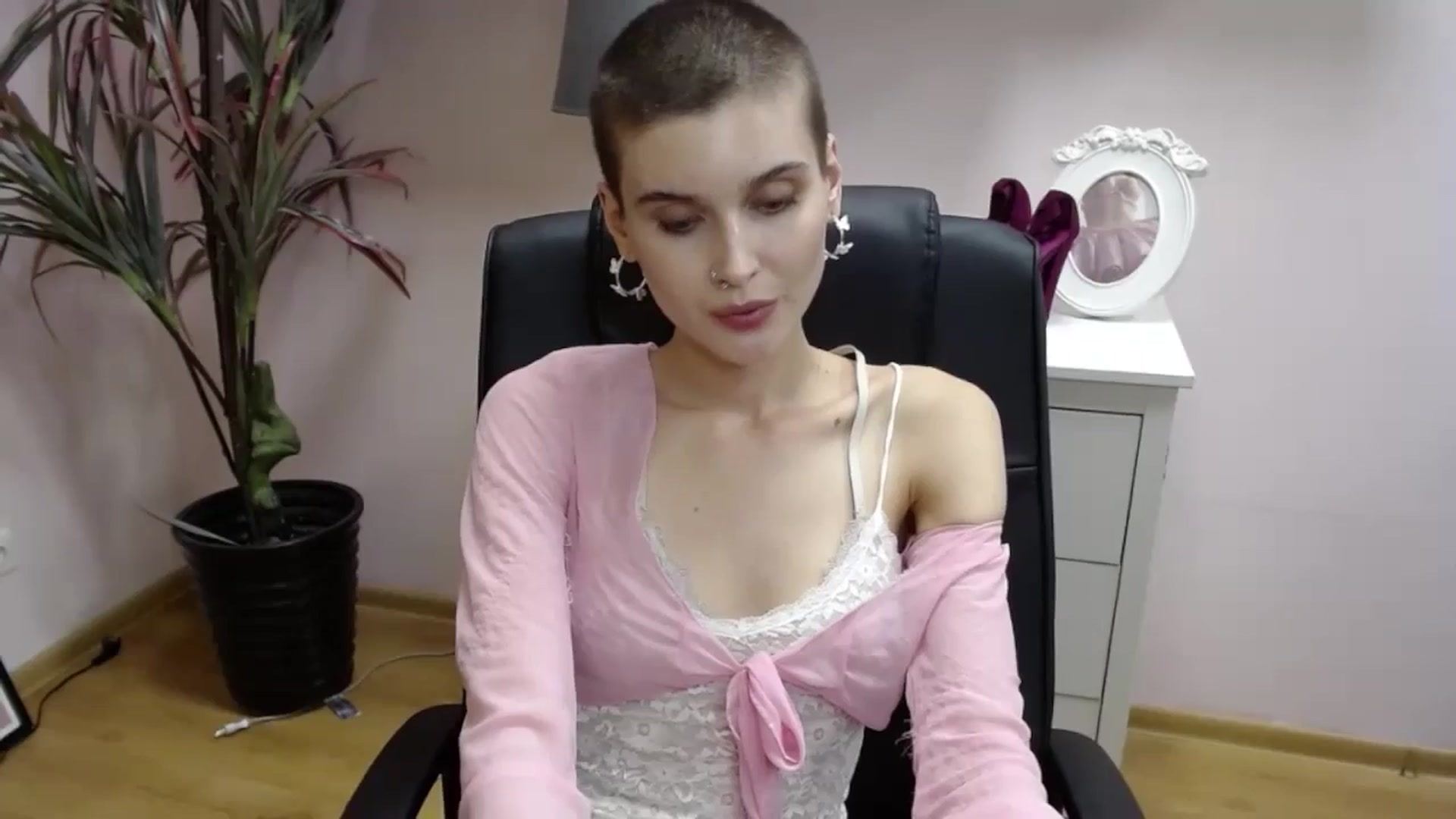 Gallery image thumbnail from SarahPassionX's myfreecams stream on, 05/21/2024, 18:21 image 2 of 20