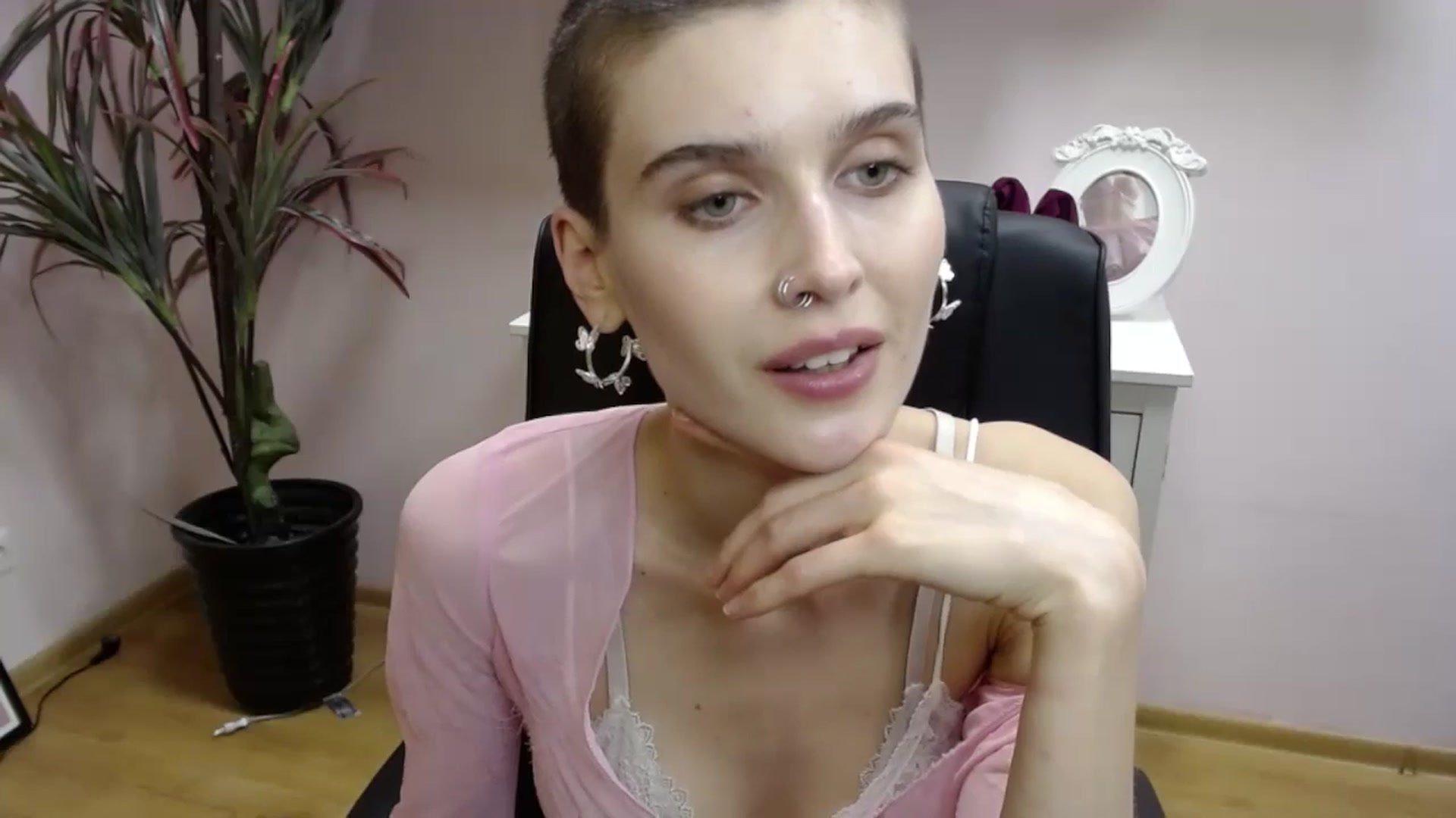 Gallery image thumbnail from SarahPassionX's myfreecams stream on, 05/21/2024, 18:21 image 14 of 20