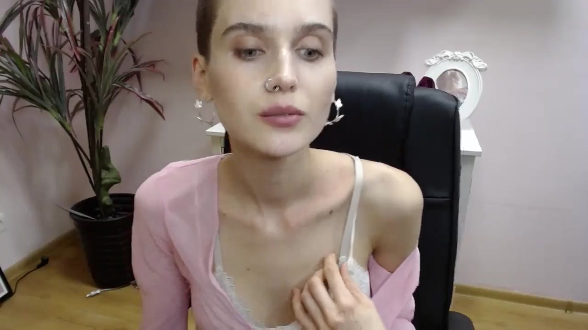 Gallery image thumbnail from SarahPassionX's myfreecams stream on, 05/21/2024, 18:21 image 7 of 20
