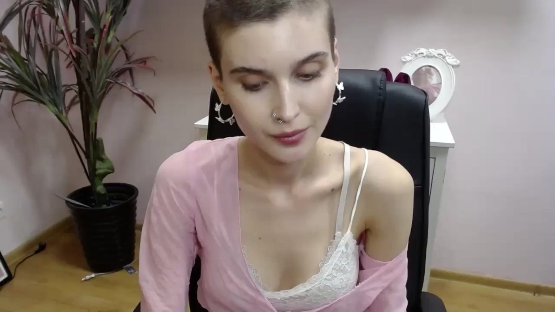 Gallery image thumbnail from SarahPassionX's myfreecams stream on, 05/21/2024, 18:21 image 1 of 20