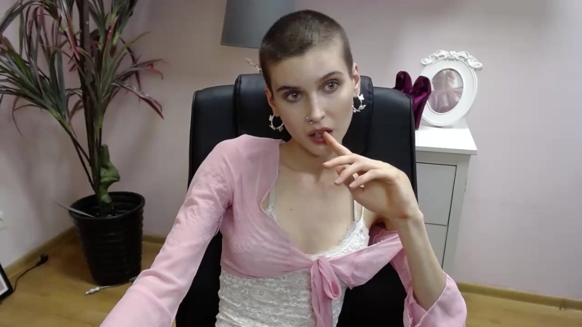 Gallery image thumbnail from SarahPassionX's myfreecams stream on, 05/21/2024, 18:21 image 6 of 20