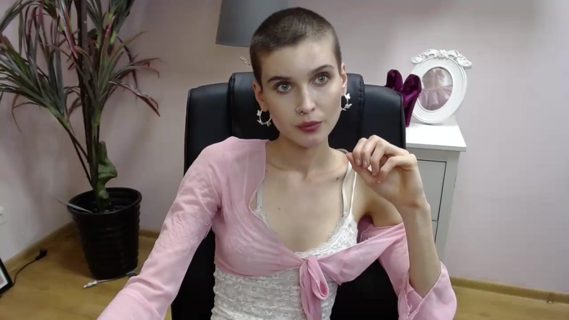 Gallery image thumbnail from SarahPassionX's myfreecams stream on, 05/21/2024, 18:21 image 4 of 20