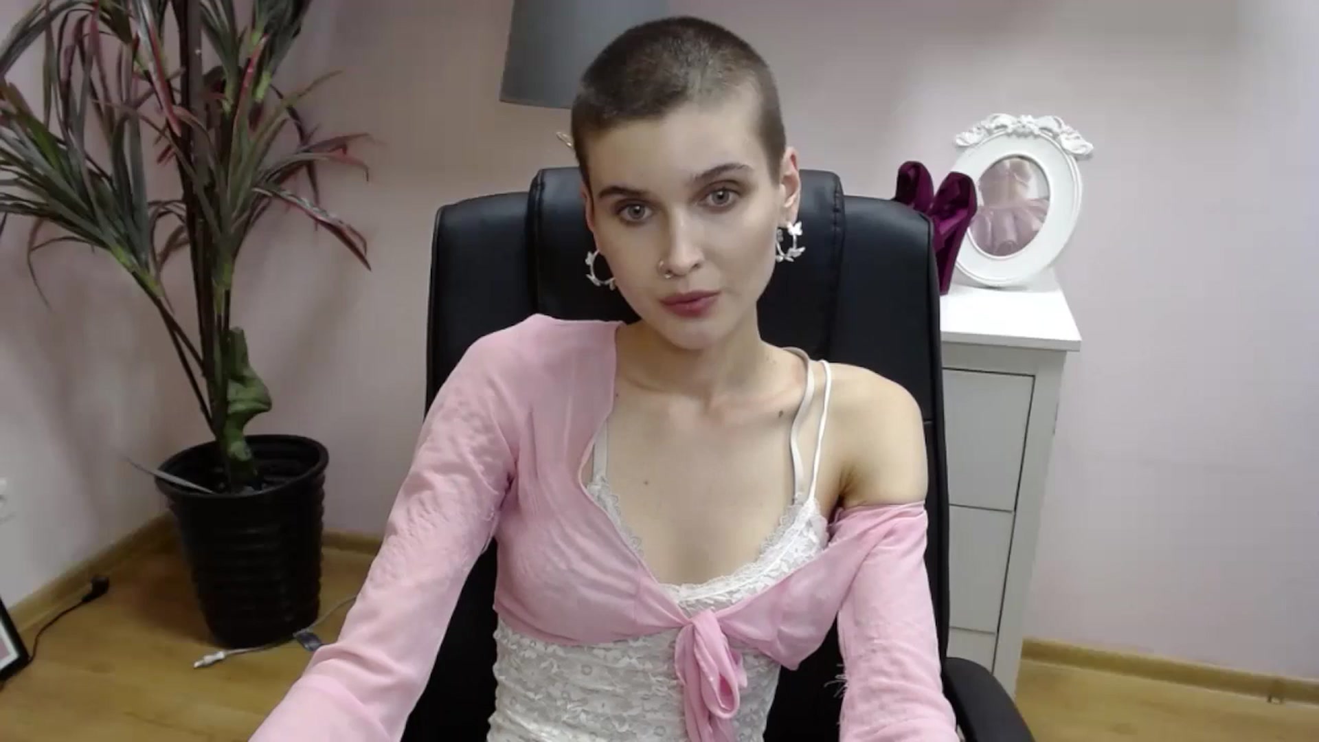 Gallery image thumbnail from SarahPassionX's myfreecams stream on, 05/21/2024, 18:21 image 5 of 20