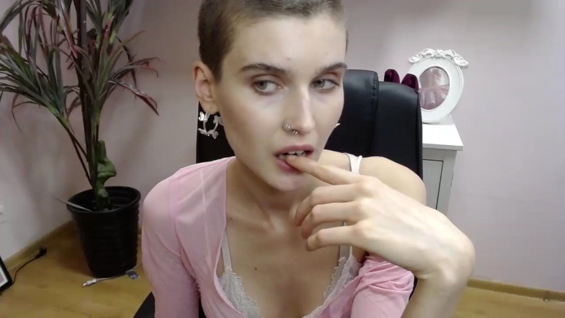 Gallery image thumbnail from SarahPassionX's myfreecams stream on, 05/21/2024, 18:21 image 9 of 20