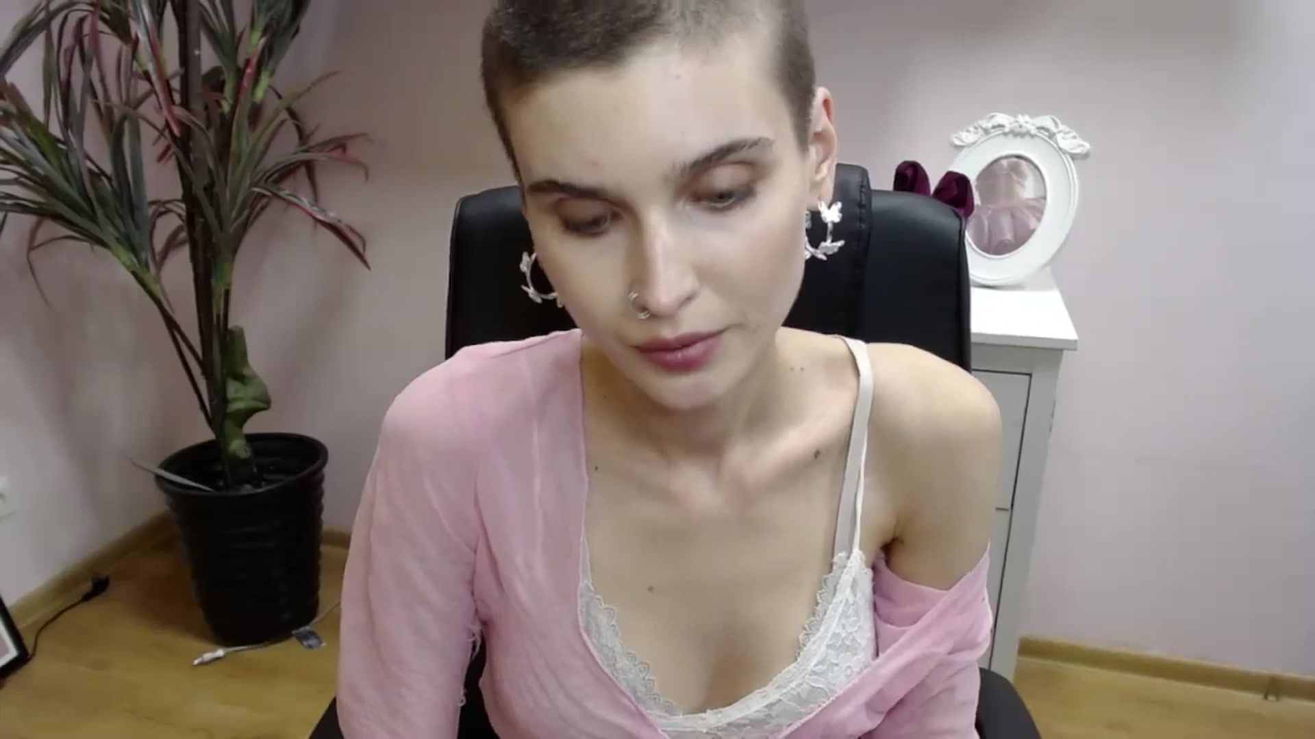 Gallery image thumbnail from SarahPassionX's myfreecams stream on, 05/21/2024, 18:21 image 8 of 20