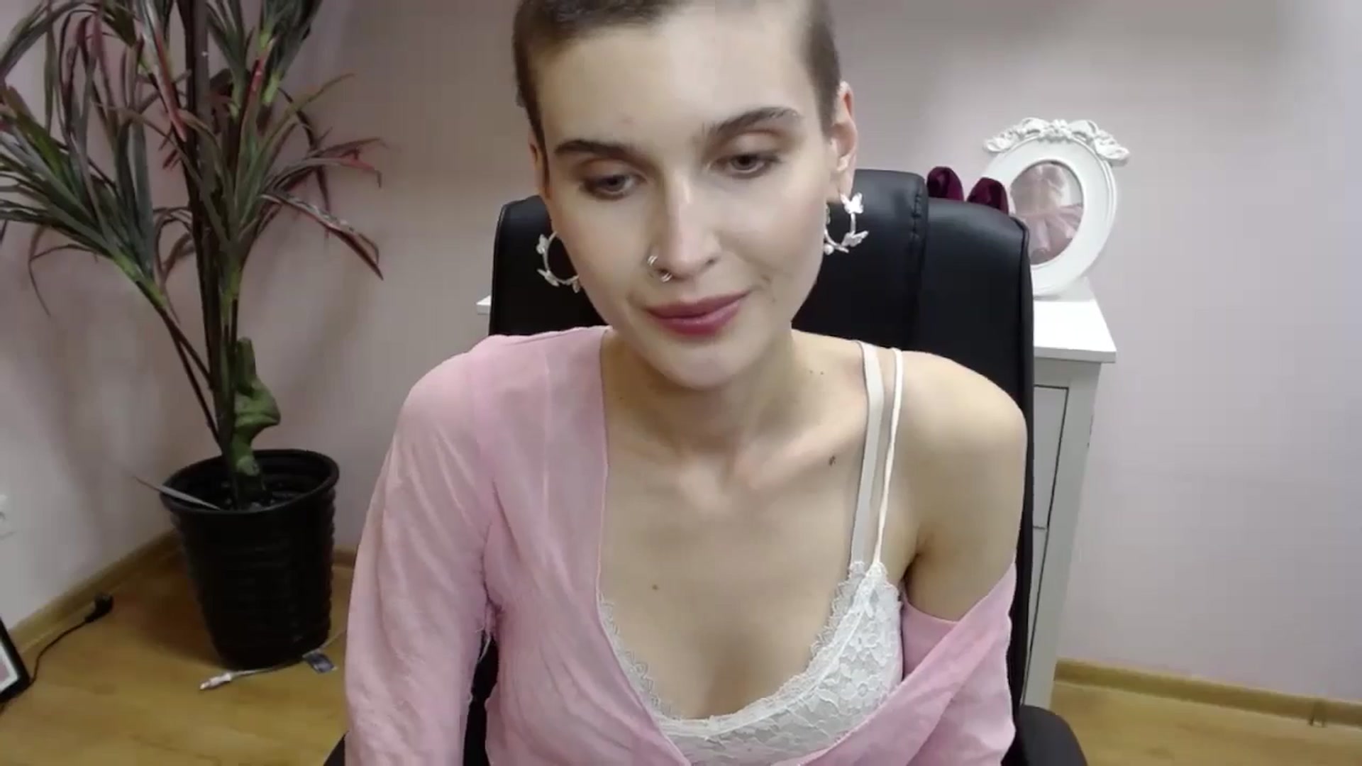 Gallery image thumbnail from SarahPassionX's myfreecams stream on, 05/21/2024, 18:21 image 16 of 20