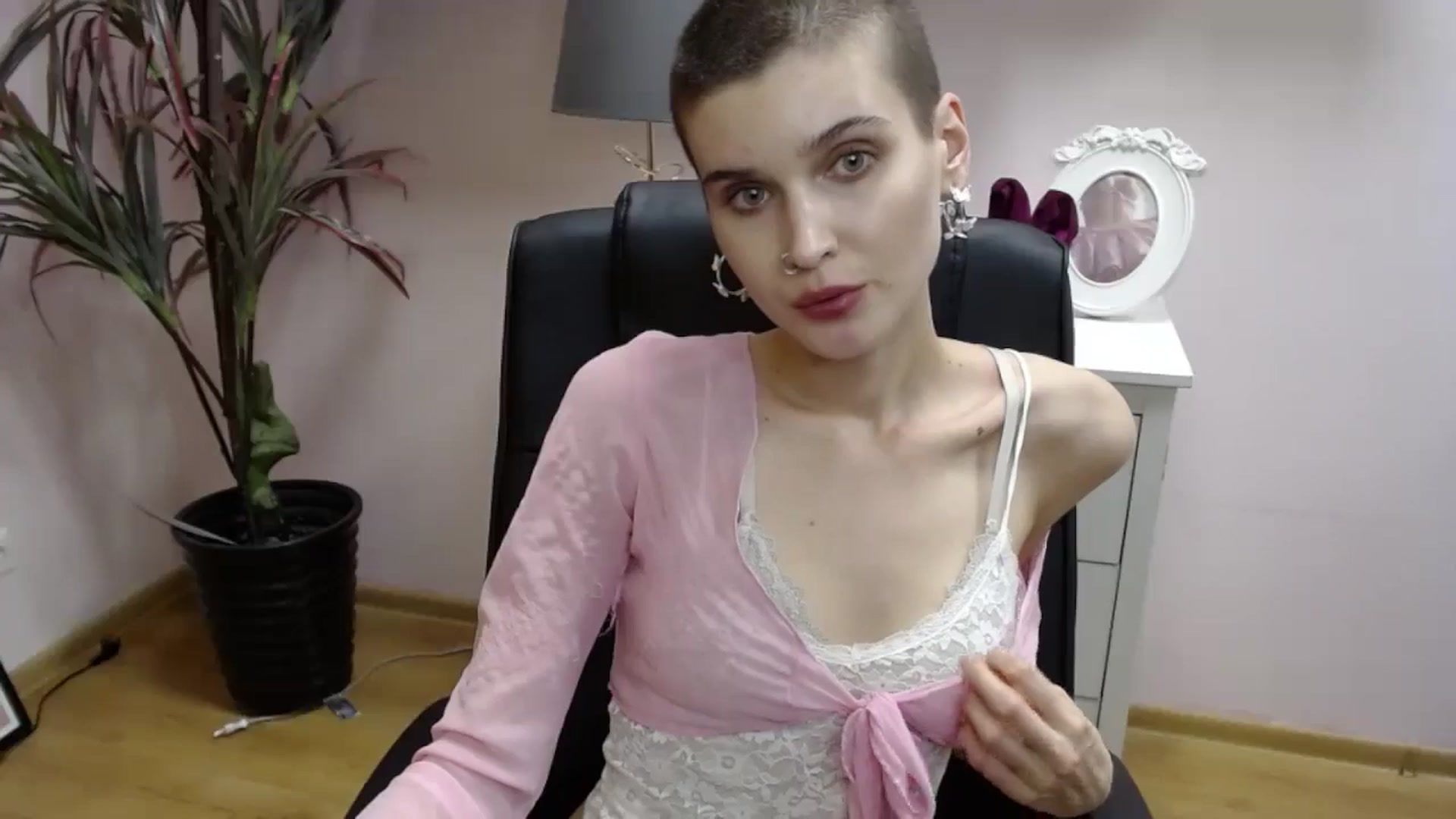 Gallery image thumbnail from SarahPassionX's myfreecams stream on, 05/21/2024, 18:21 image 10 of 20