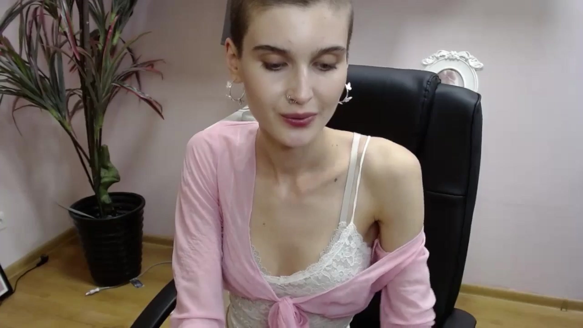 Gallery image thumbnail from SarahPassionX's myfreecams stream on, 05/21/2024, 18:21 image 17 of 20