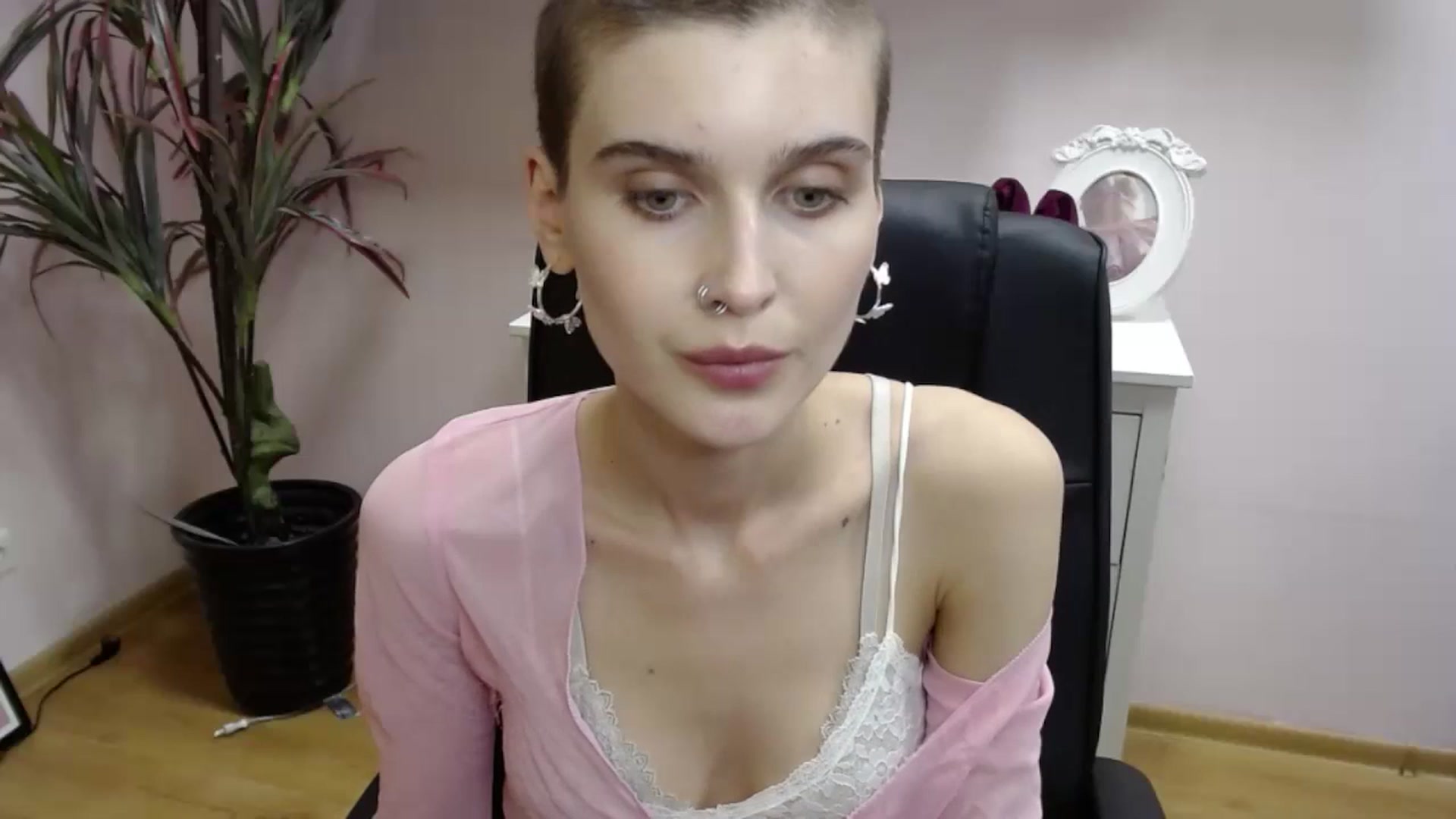 Gallery image thumbnail from SarahPassionX's myfreecams stream on, 05/21/2024, 18:21 image 13 of 20