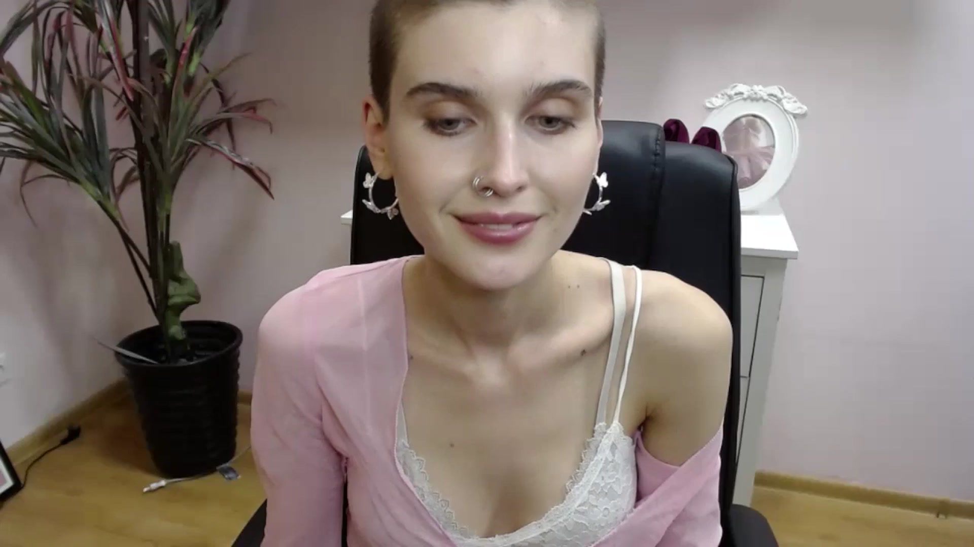 Gallery image thumbnail from SarahPassionX's myfreecams stream on, 05/21/2024, 18:21 image 15 of 20