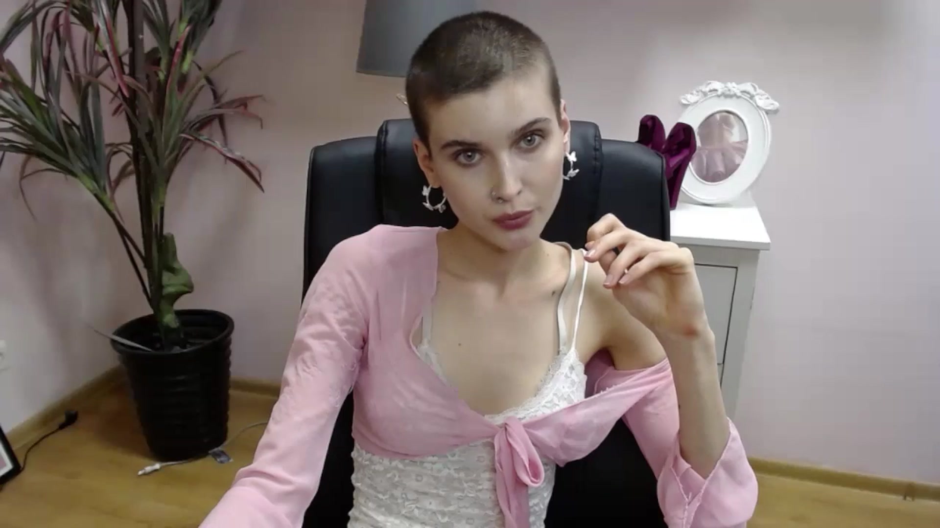 Gallery image thumbnail from SarahPassionX's myfreecams stream on, 05/21/2024, 18:21 image 3 of 20