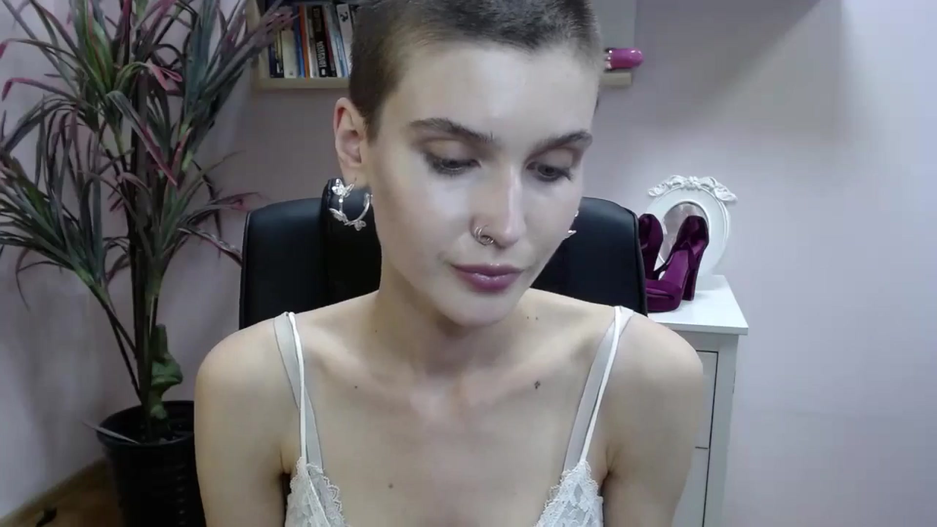 Gallery image thumbnail from SarahPassionX's myfreecams stream on, 05/23/2024, 19:41 image 16 of 20