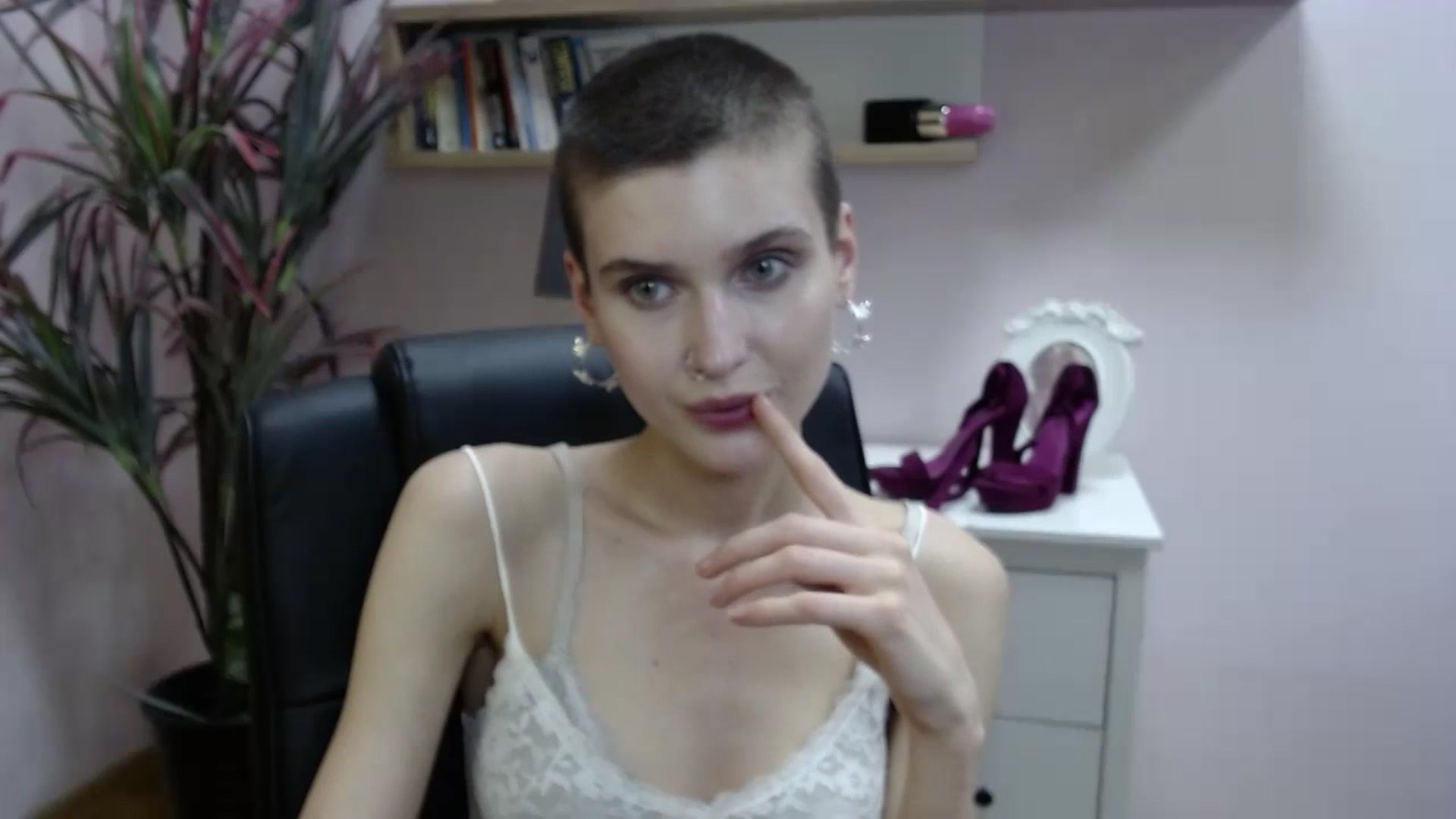 Gallery image thumbnail from SarahPassionX's myfreecams stream on, 05/23/2024, 19:41 image 10 of 20