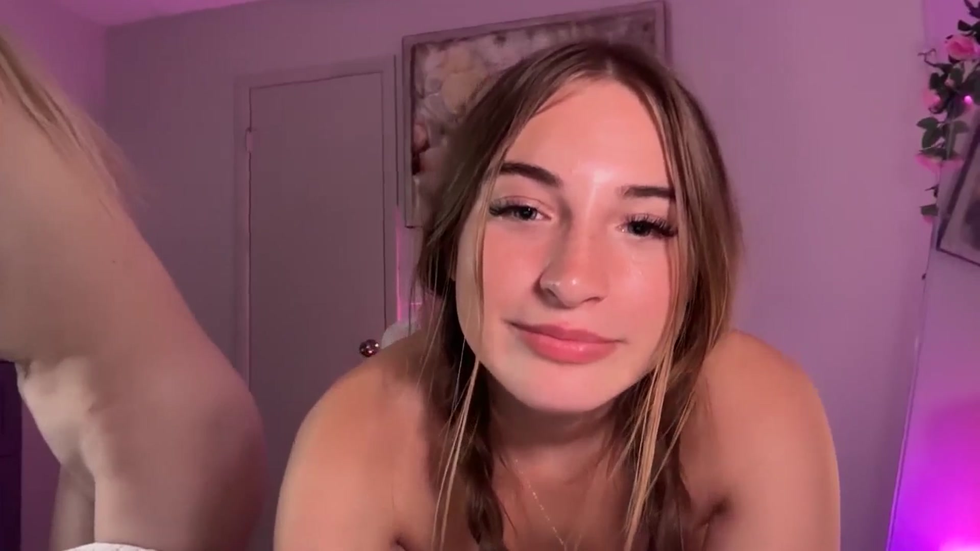 Gallery image thumbnail from SarahRhyder's myfreecams stream on, 08/07/2025, 04:33 image 14 of 20