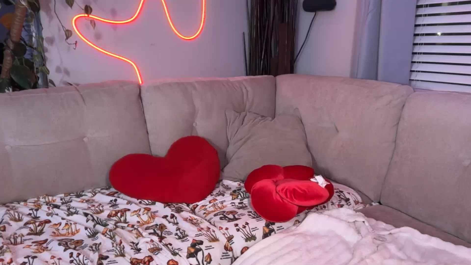 Gallery image thumbnail from SarahRhyder's myfreecams stream on, 09/05/2025, 04:06 image 15 of 20