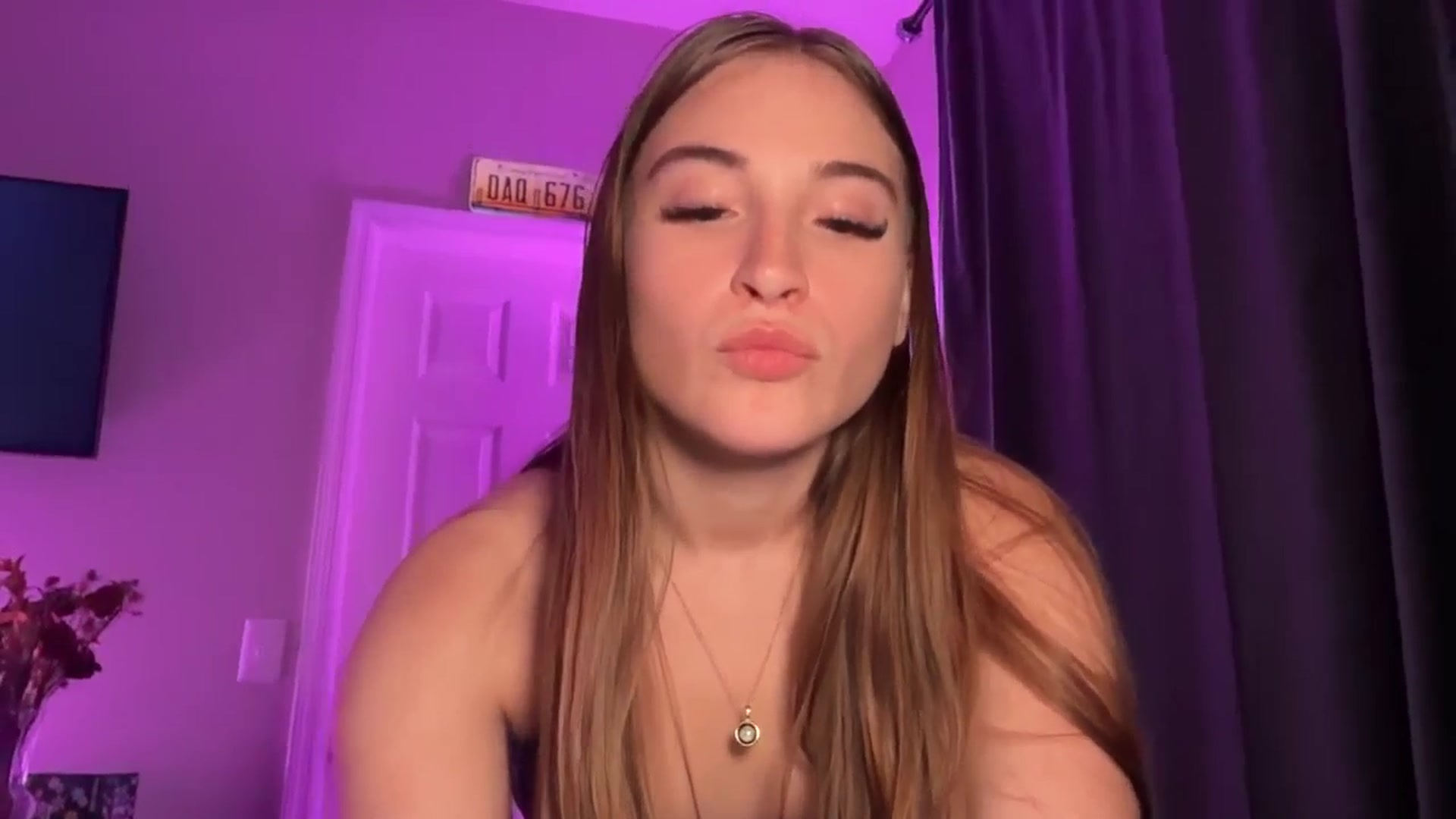 Gallery image thumbnail from SarahRhyder's myfreecams stream on, 10/29/2025, 01:39 image 8 of 20