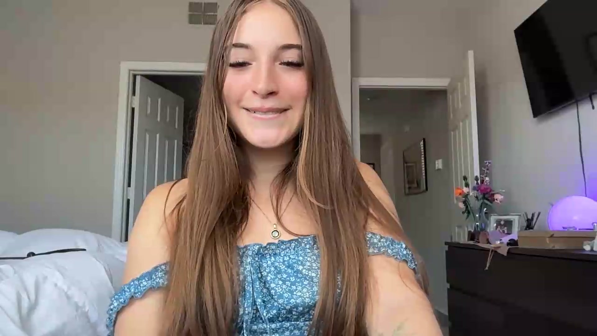 Gallery image thumbnail from SarahRhyder's myfreecams stream on, 06/21/2026, 19:47 image 18 of 20