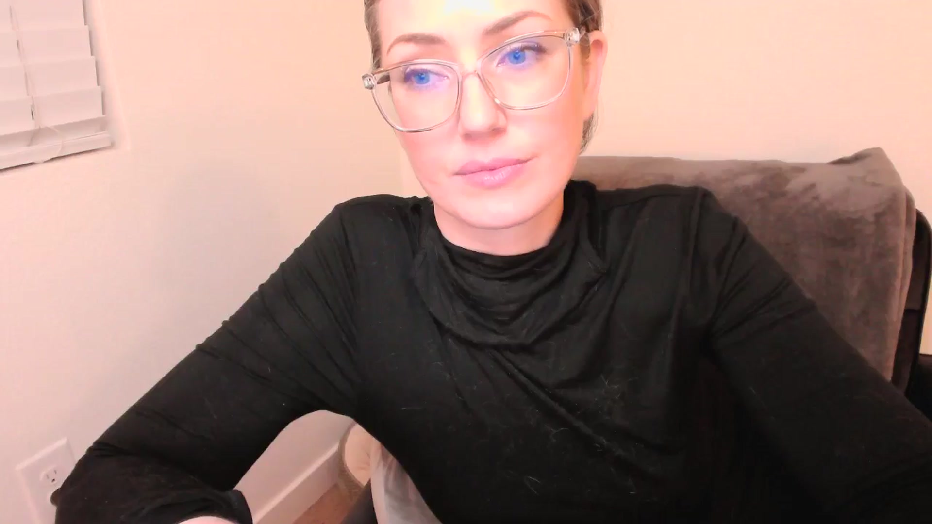 Gallery image thumbnail from SarahShevon's myfreecams stream on, 05/05/2024, 10:28 image 17 of 20