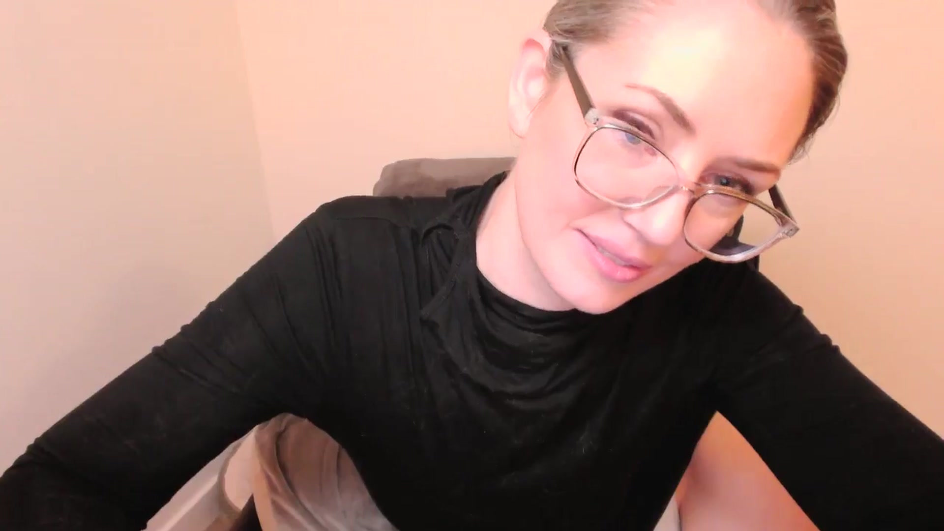 Gallery image thumbnail from SarahShevon's myfreecams stream on, 05/05/2024, 10:28 image 10 of 20