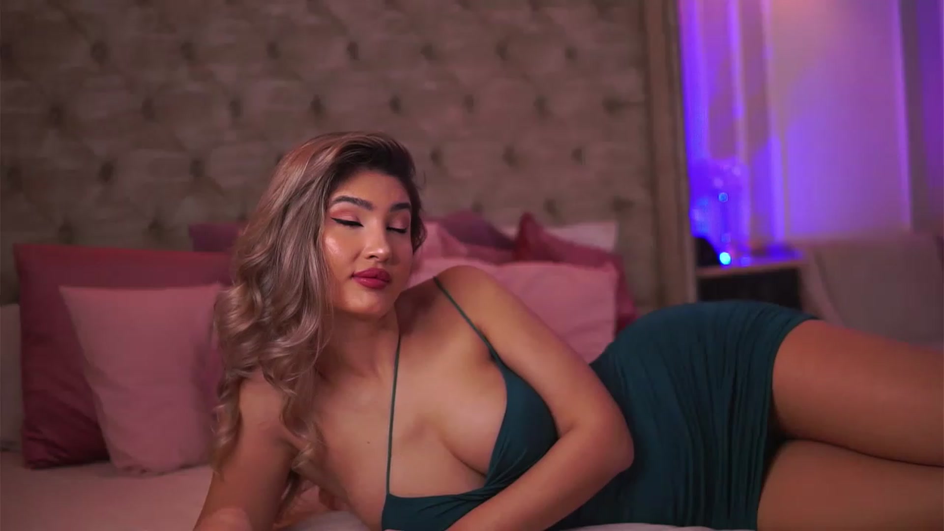 Gallery image thumbnail from Sarah_Lacroix's myfreecams stream on, 03/25/2023, 08:40 image 12 of 20