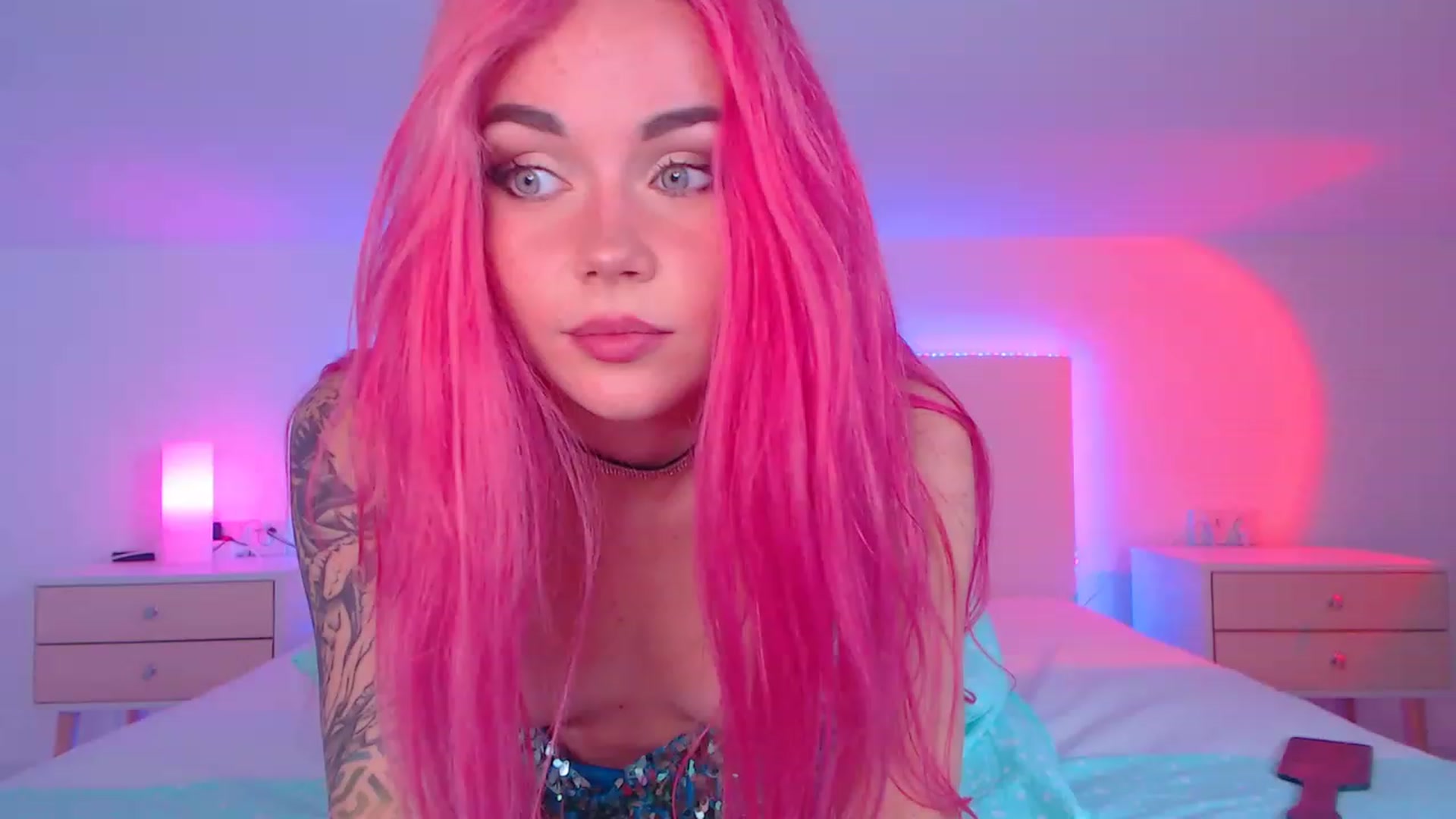 Gallery image thumbnail from Sarah_Pink's myfreecams stream on, 12/19/2022, 23:17 image 8 of 20