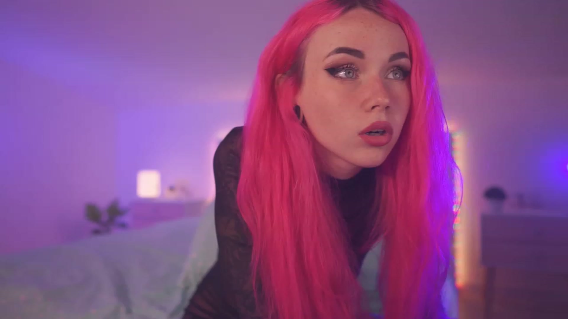 Gallery image thumbnail from Sarah_Pink's myfreecams stream on, 05/19/2023, 19:16 image 6 of 20