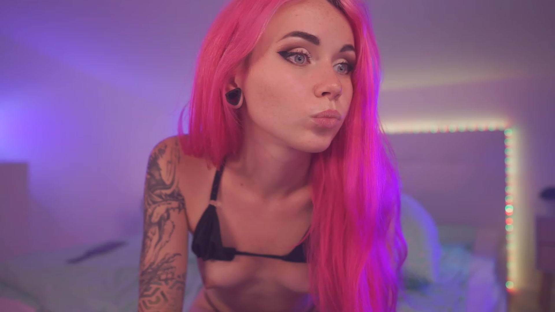 Gallery image thumbnail from Sarah_Pink's myfreecams stream on, 05/25/2023, 22:40 image 2 of 20