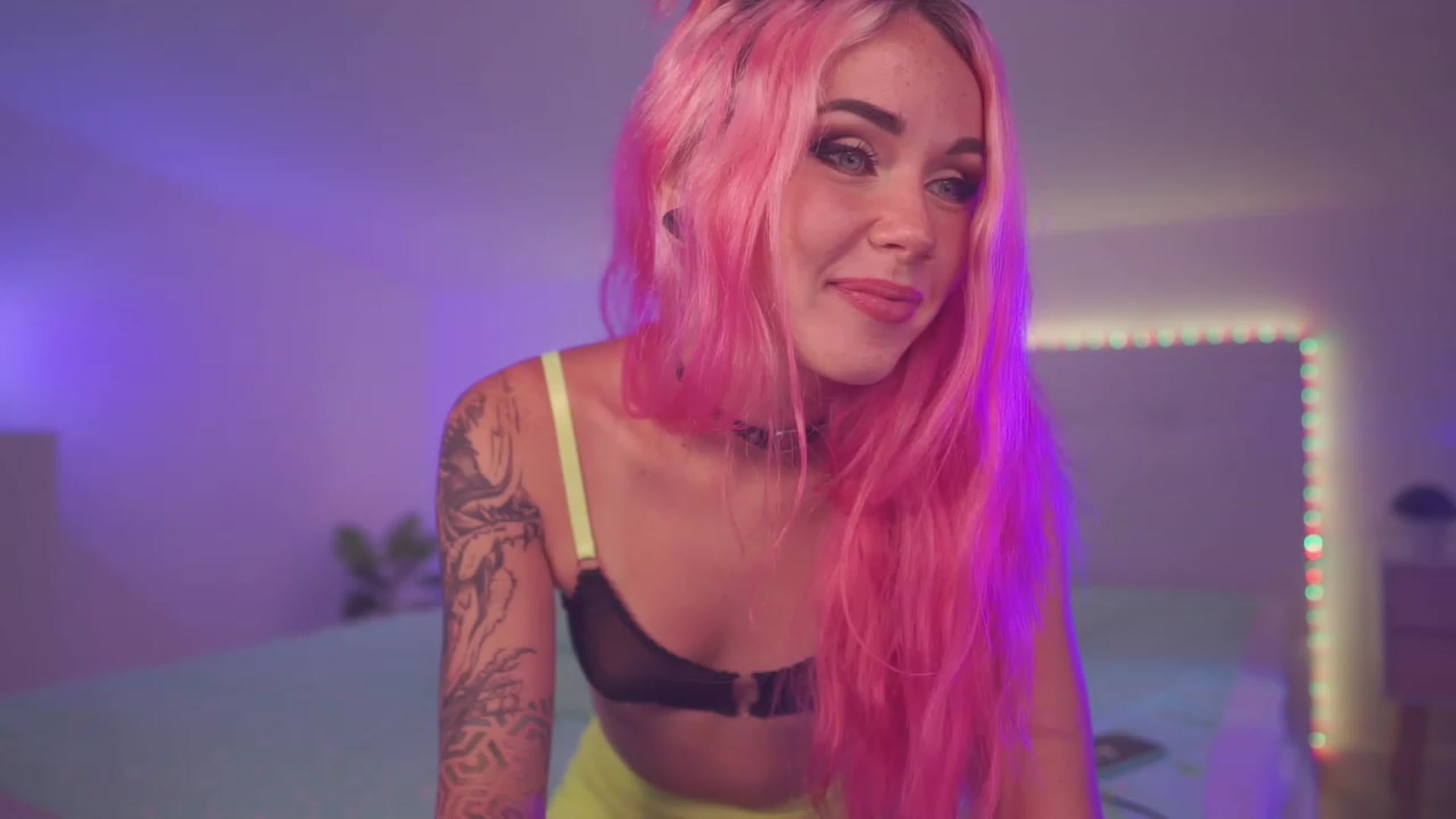 Gallery image thumbnail from Sarah_Pink's myfreecams stream on, 06/11/2023, 17:26 image 15 of 20