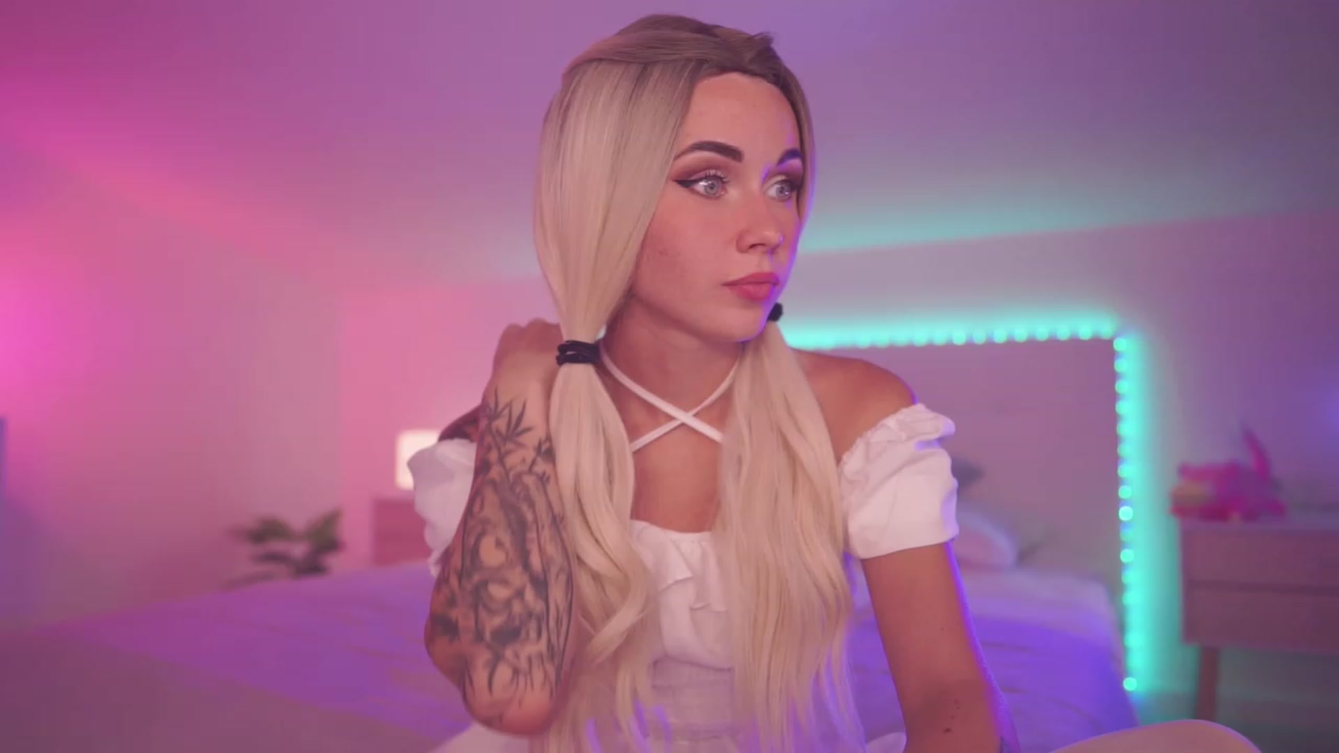 Gallery image thumbnail from Sarah_Pink's myfreecams stream on, 09/18/2023, 19:02 image 15 of 20