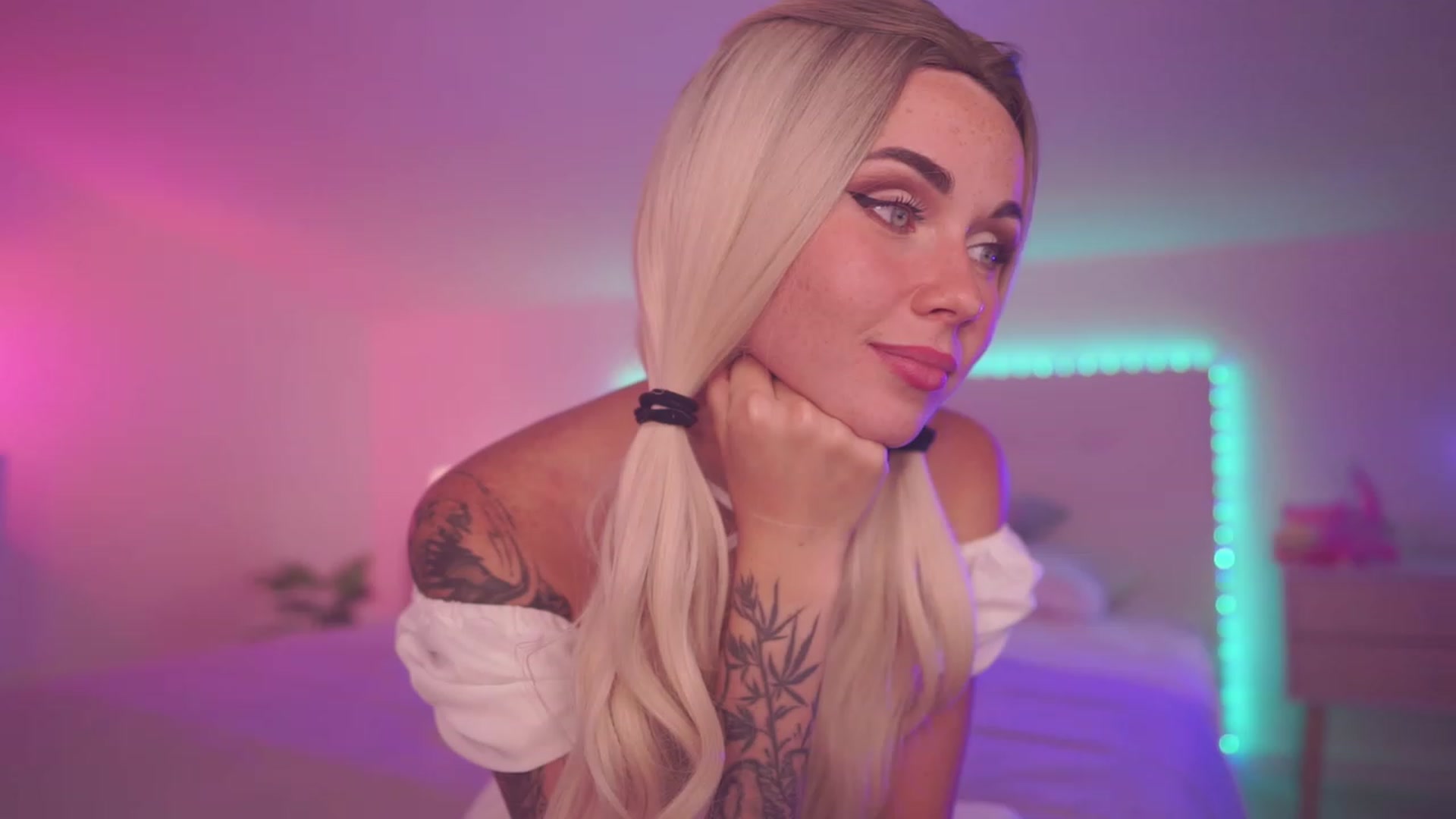 Gallery image thumbnail from Sarah_Pink's myfreecams stream on, 09/18/2023, 19:02 image 17 of 20