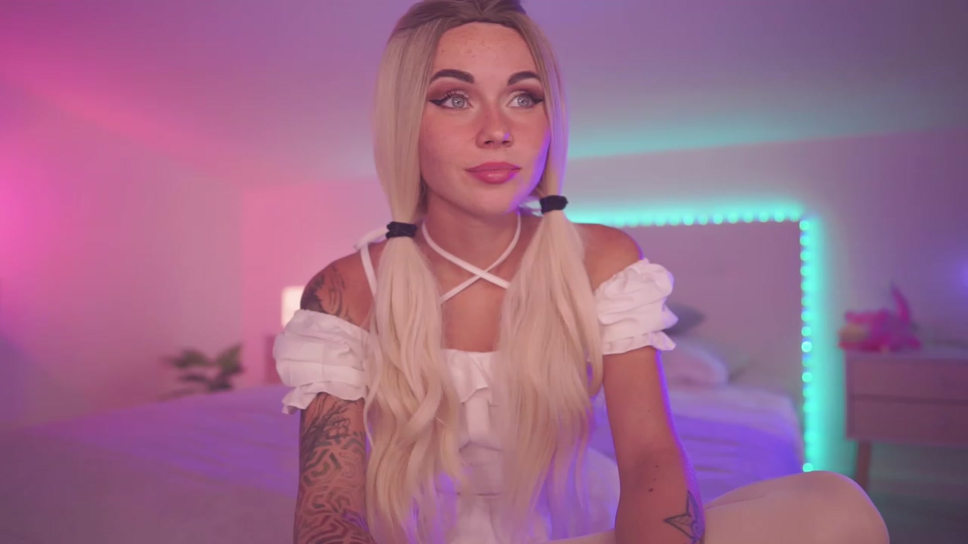 Gallery image thumbnail from Sarah_Pink's myfreecams stream on, 09/18/2023, 19:02 image 6 of 20