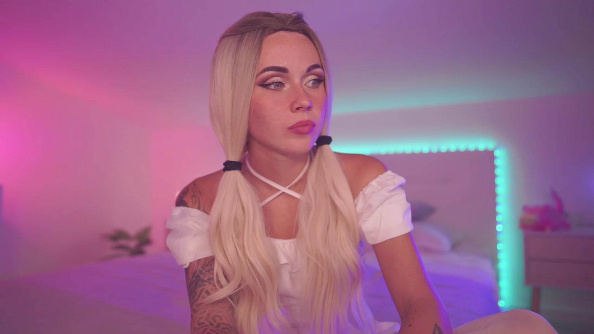 Gallery image thumbnail from Sarah_Pink's myfreecams stream on, 09/18/2023, 19:02 image 14 of 20