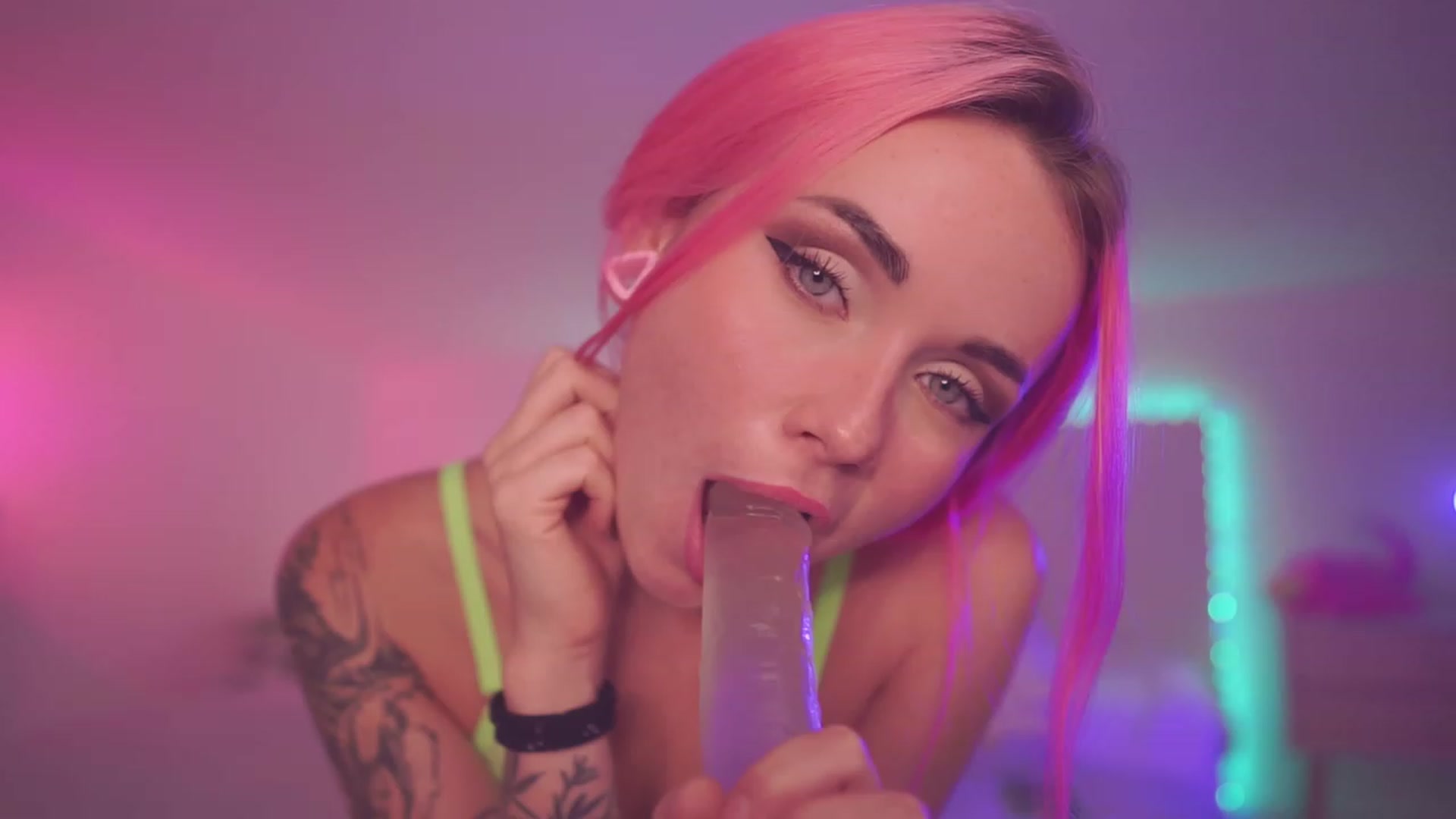 Gallery image thumbnail from Sarah_Pink's myfreecams stream on, 10/10/2023, 19:45 image 10 of 20