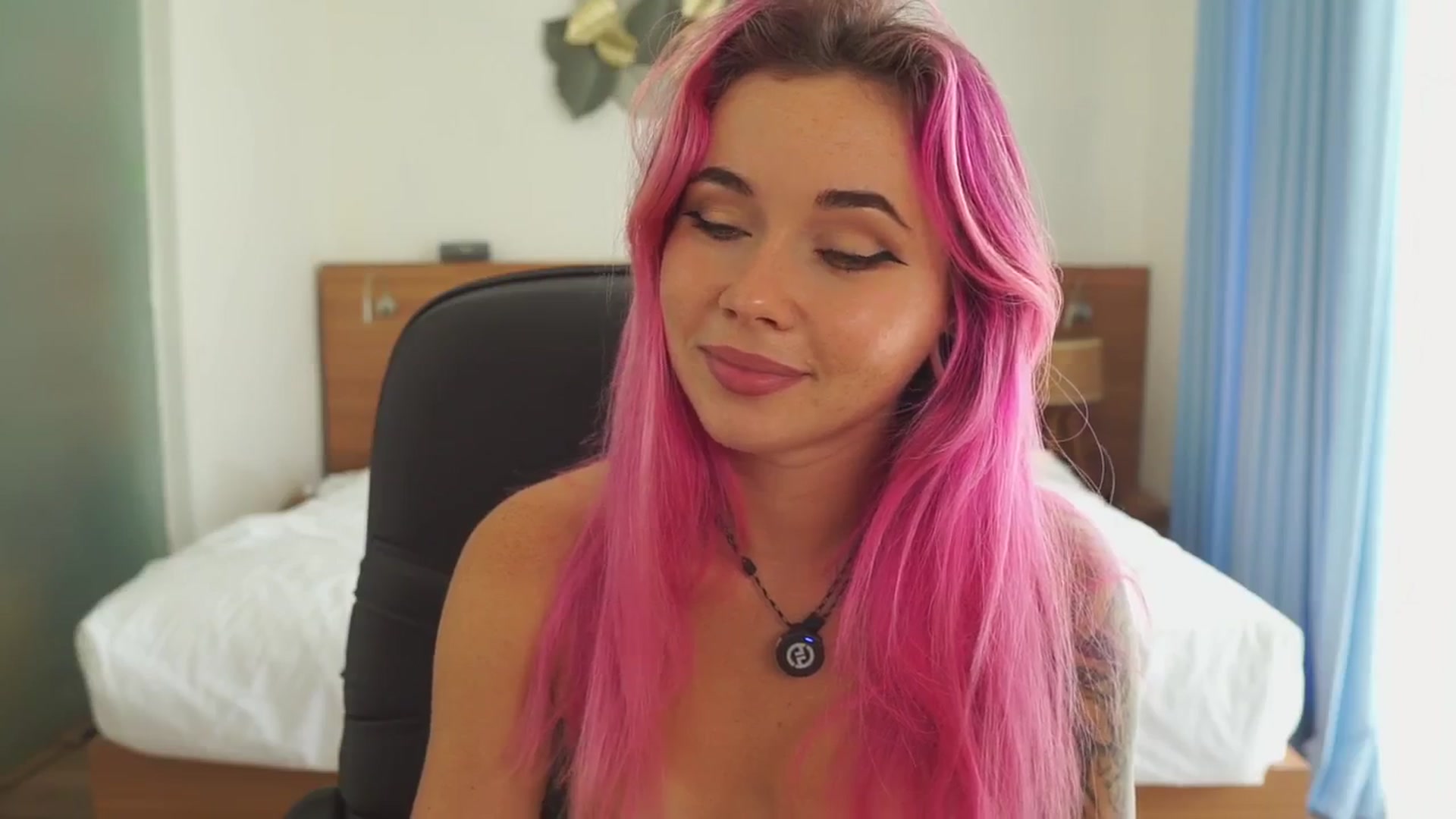 Gallery image thumbnail from Sarah_Pink's myfreecams stream on, 12/18/2025, 02:50 image 18 of 20