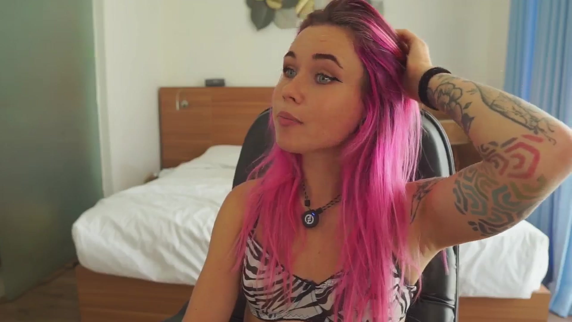 Gallery image thumbnail from Sarah_Pink's myfreecams stream on, 12/18/2025, 05:40 image 7 of 20