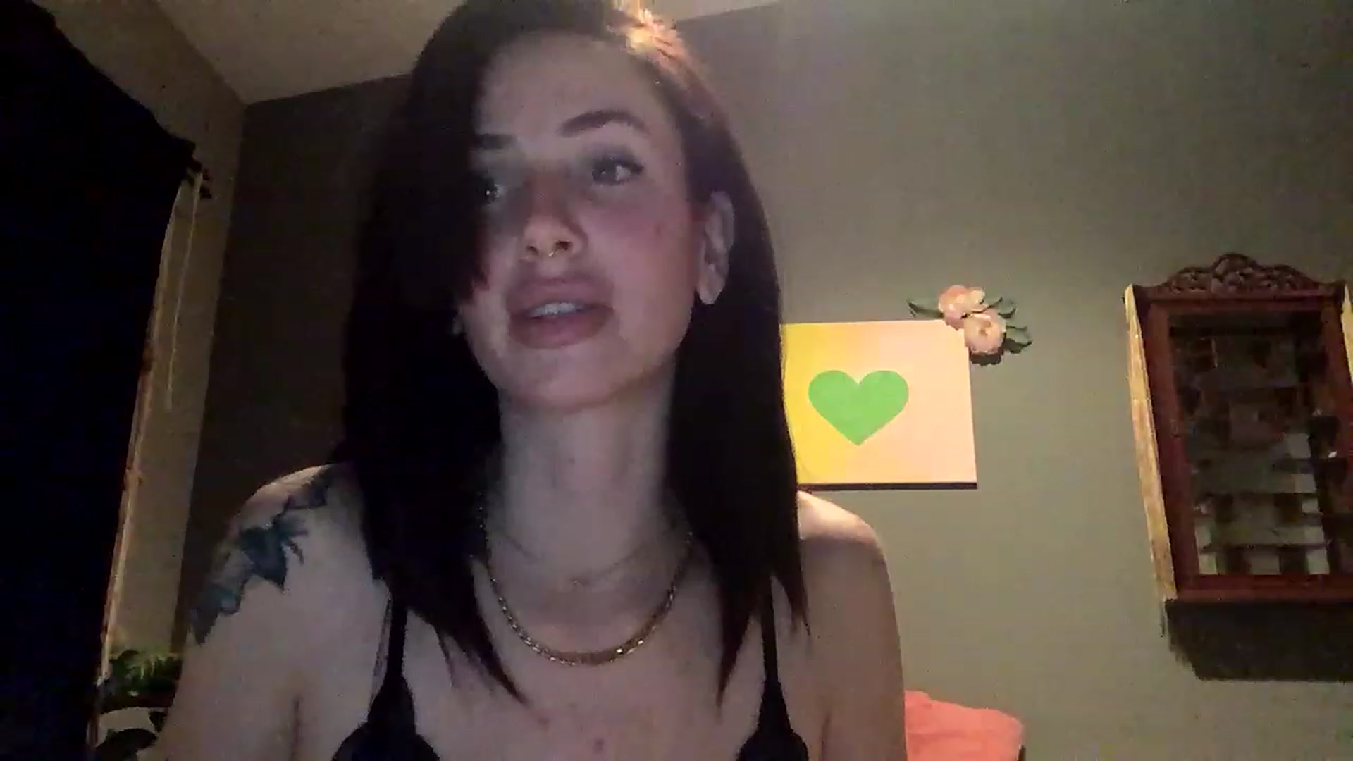 Gallery image thumbnail from Sarah_autumns's myfreecams stream on, 04/10/2023, 07:45 image 9 of 20