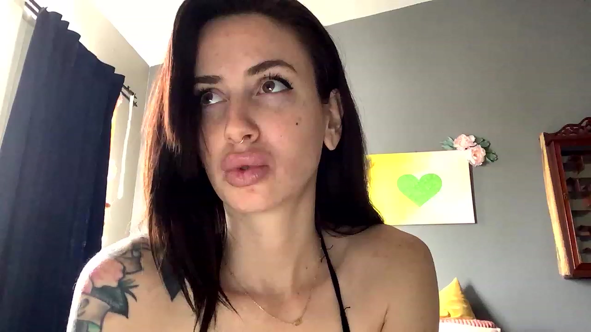 Gallery image thumbnail from Sarah_autumns's myfreecams stream on, 04/25/2023, 20:11 image 1 of 20