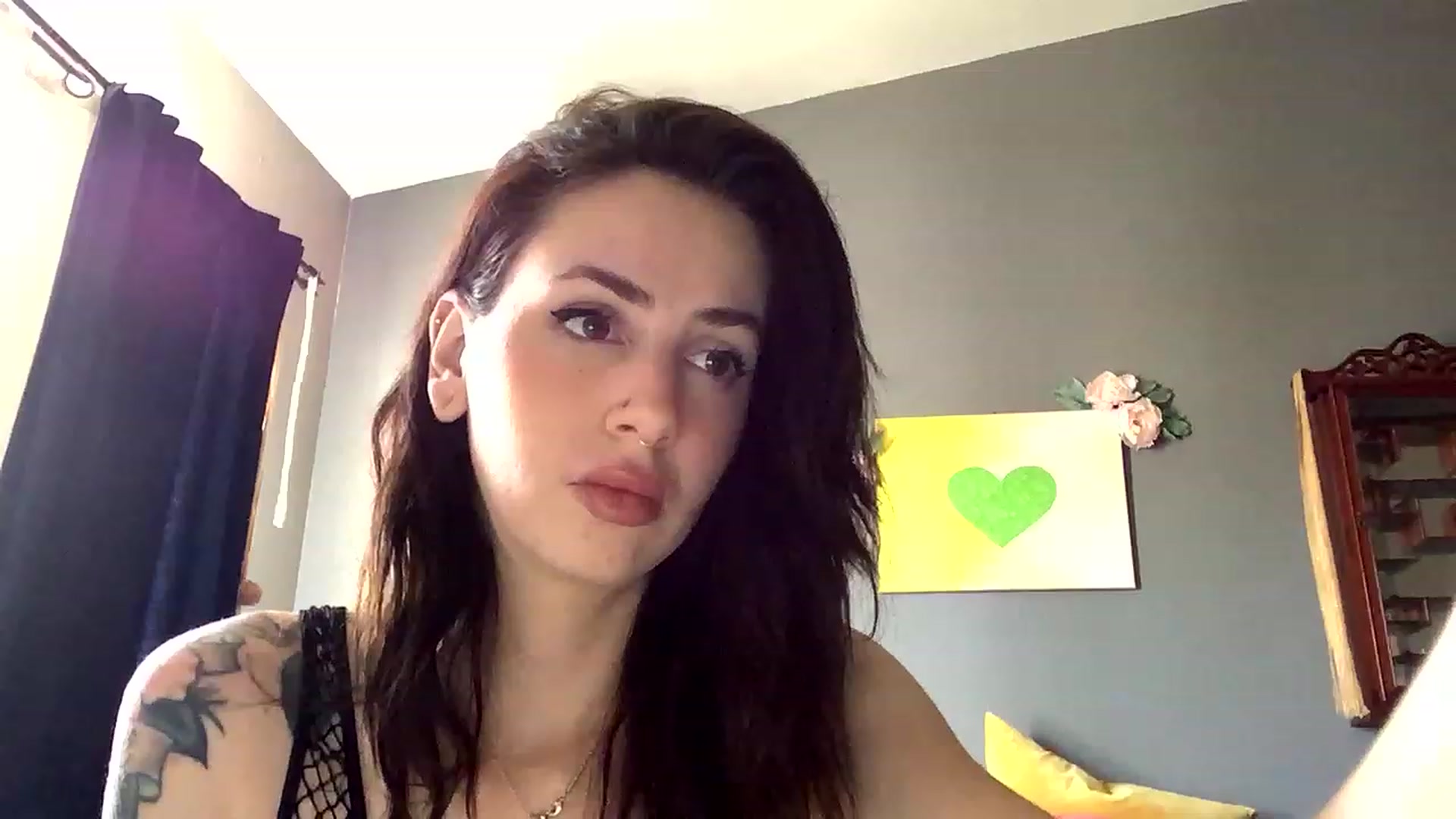 Gallery image thumbnail from Sarah_autumns's myfreecams stream on, 05/18/2023, 21:27 image 3 of 20